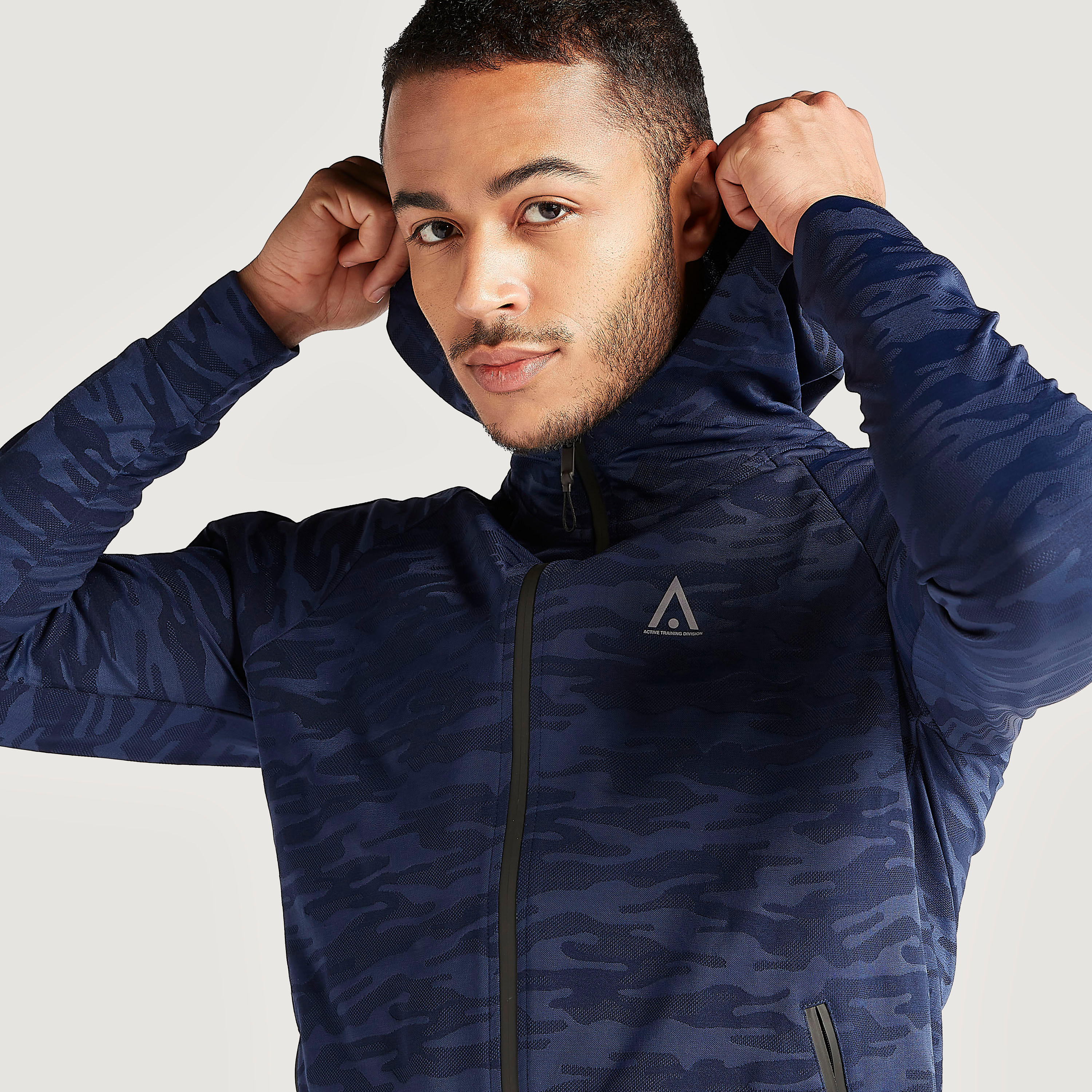 هودي بأكمام طويلة وطبعات مموّهة وسحّاب-men-winterwear-hoodiesandsweatshirts-image-9