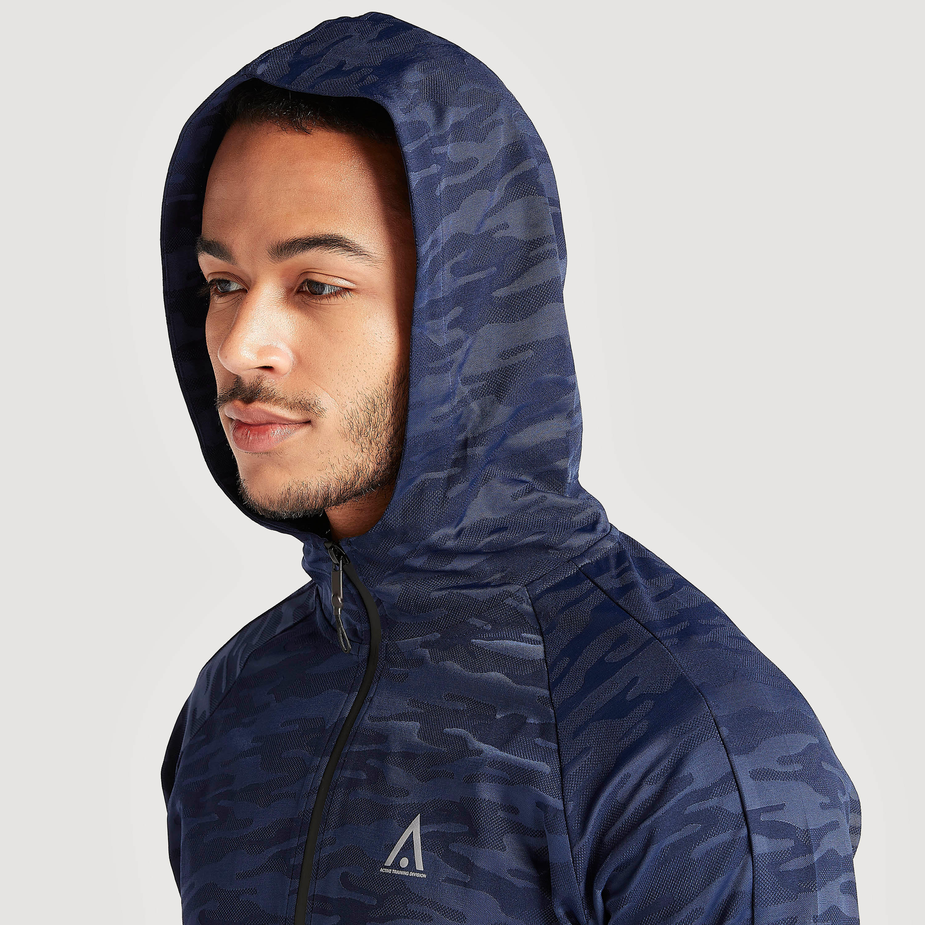 هودي بأكمام طويلة وطبعات مموّهة وسحّاب-men-winterwear-hoodiesandsweatshirts-image-11