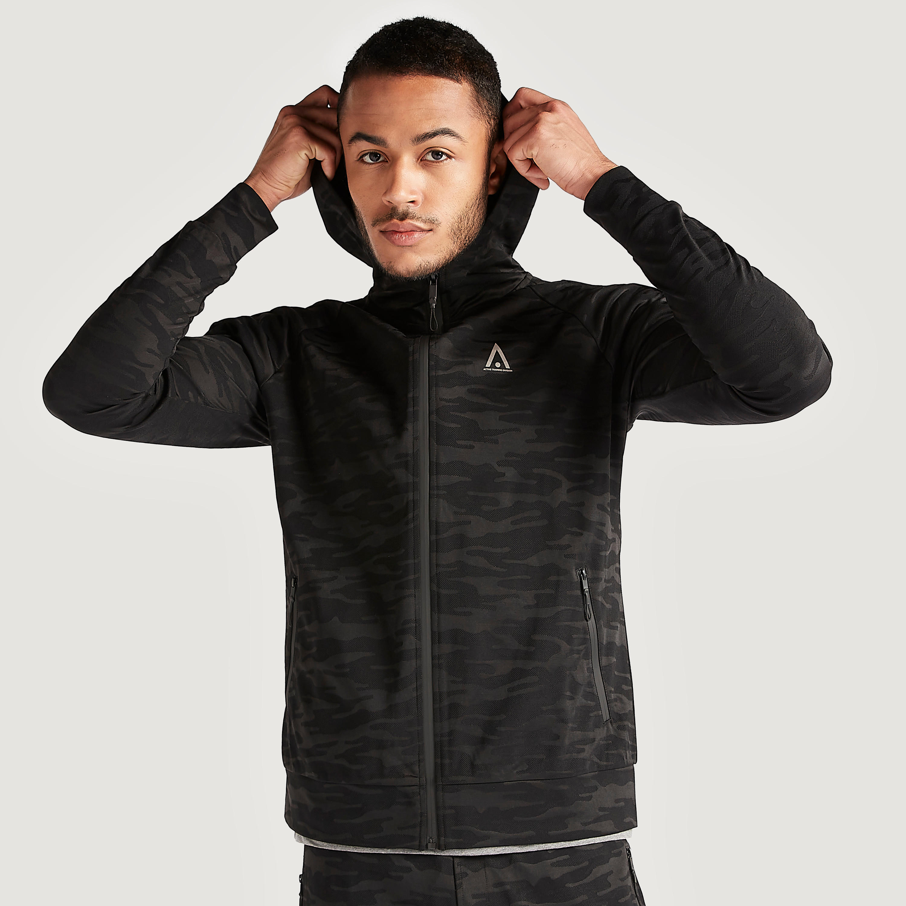 هودي بأكمام طويلة وطبعات مموّهة وسحّاب-men-winterwear-hoodiesandsweatshirts-image-1