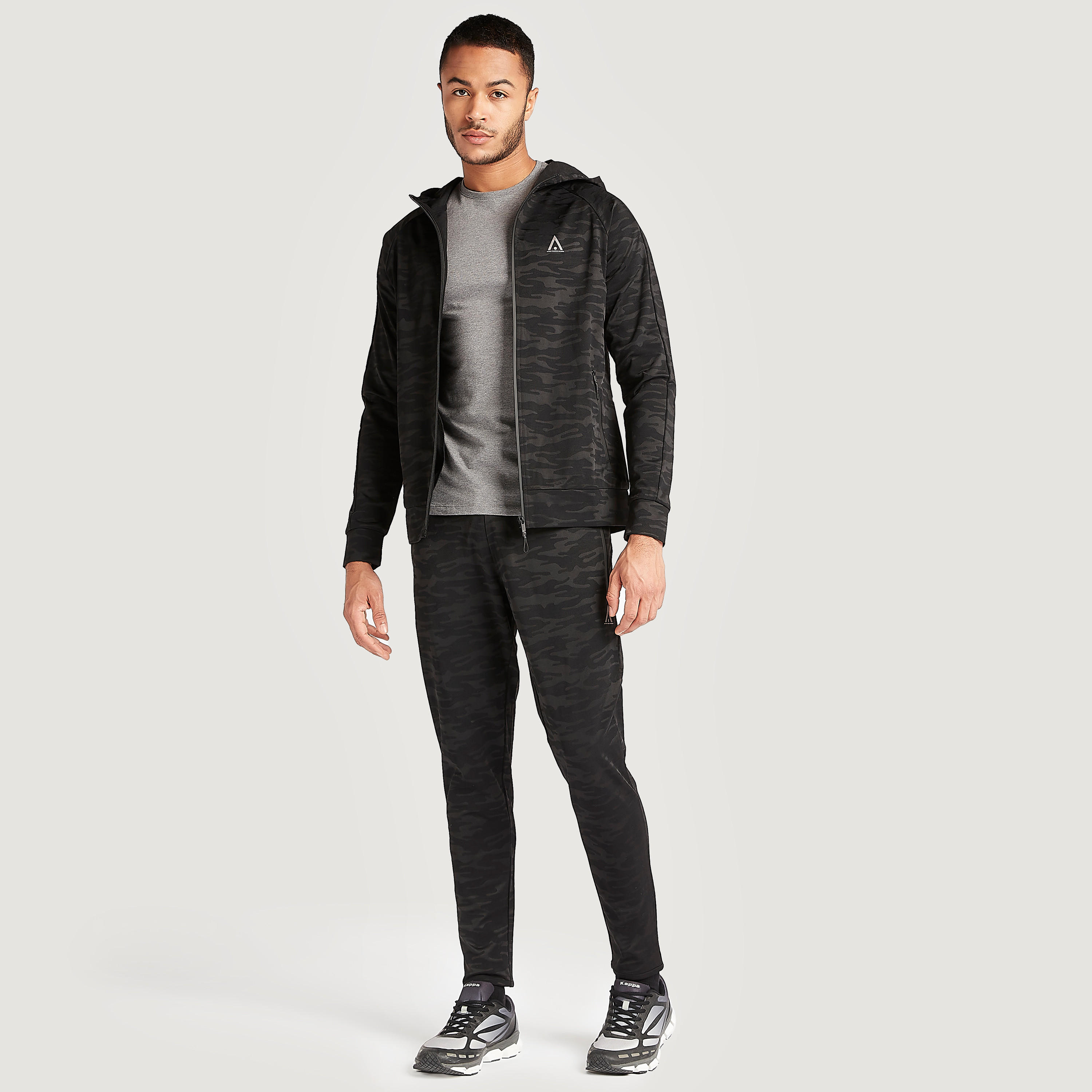 هودي بأكمام طويلة وطبعات مموّهة وسحّاب-men-winterwear-hoodiesandsweatshirts-image-2