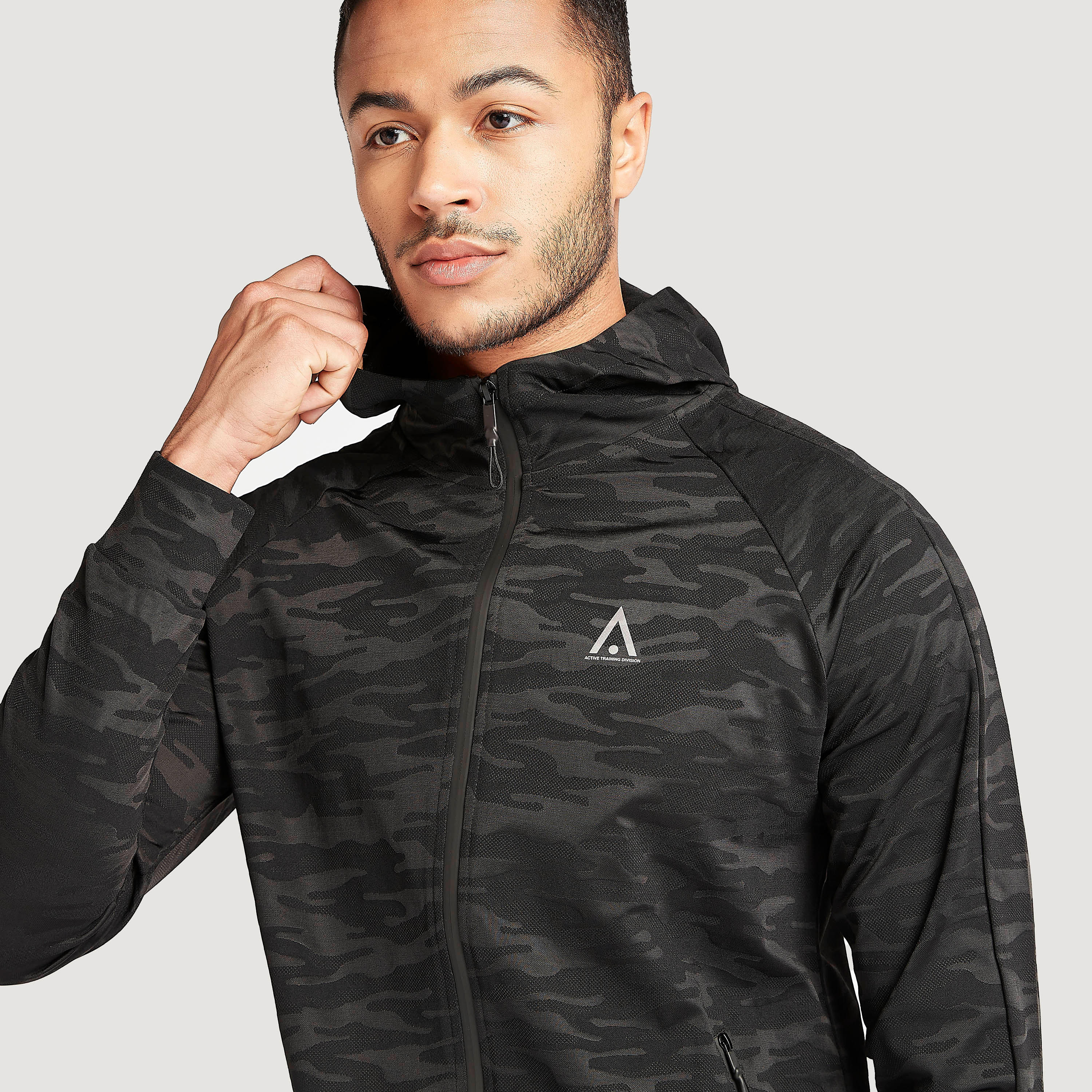 هودي بأكمام طويلة وطبعات مموّهة وسحّاب-men-winterwear-hoodiesandsweatshirts-image-3