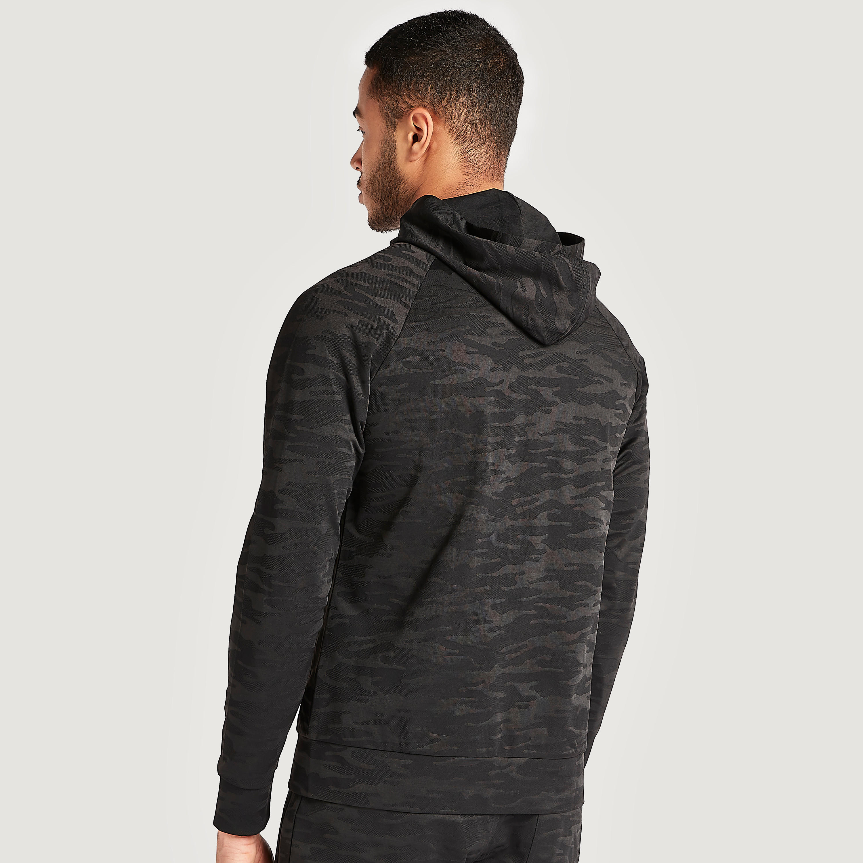 هودي بأكمام طويلة وطبعات مموّهة وسحّاب-men-winterwear-hoodiesandsweatshirts-image-4