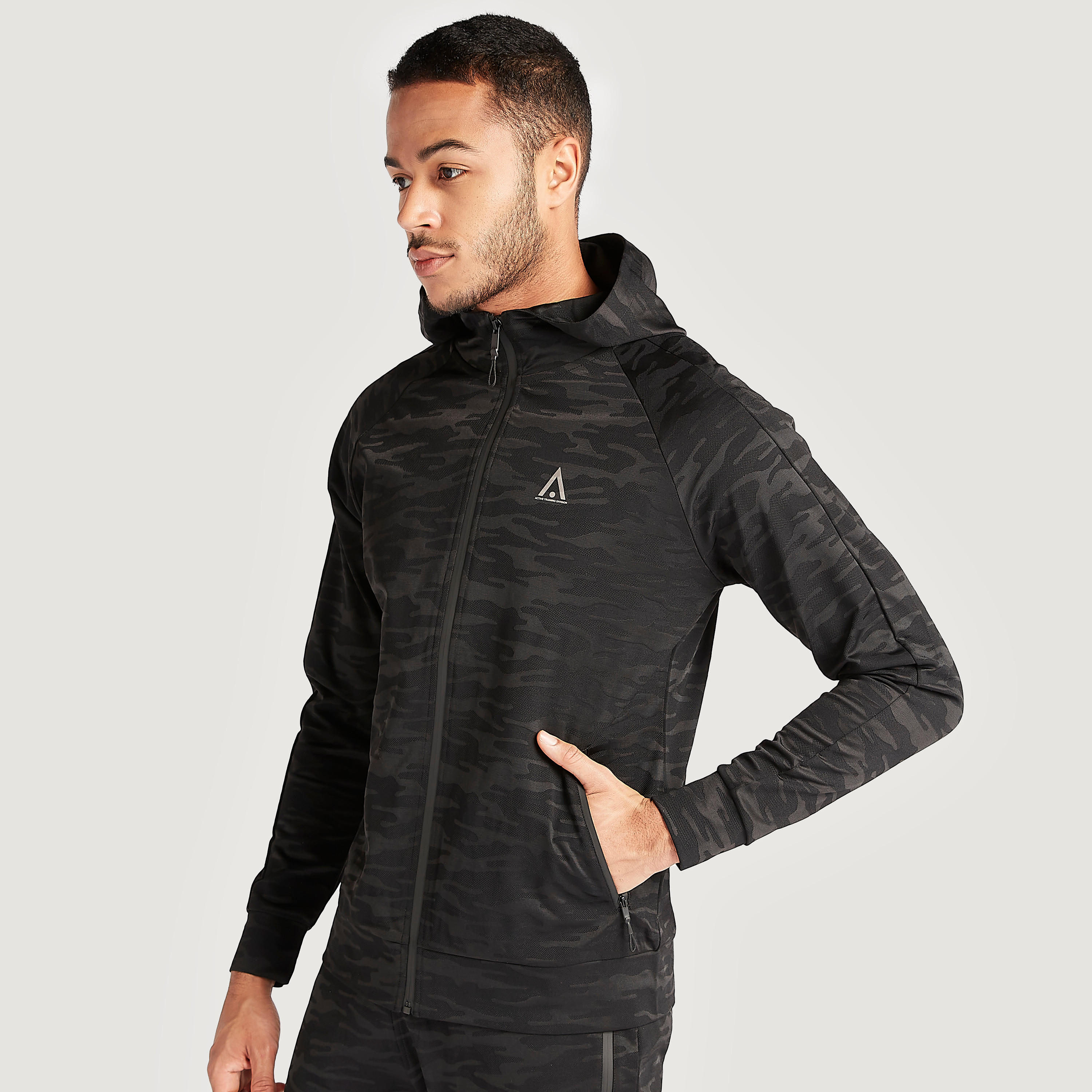 هودي بأكمام طويلة وطبعات مموّهة وسحّاب-men-winterwear-hoodiesandsweatshirts-image-6