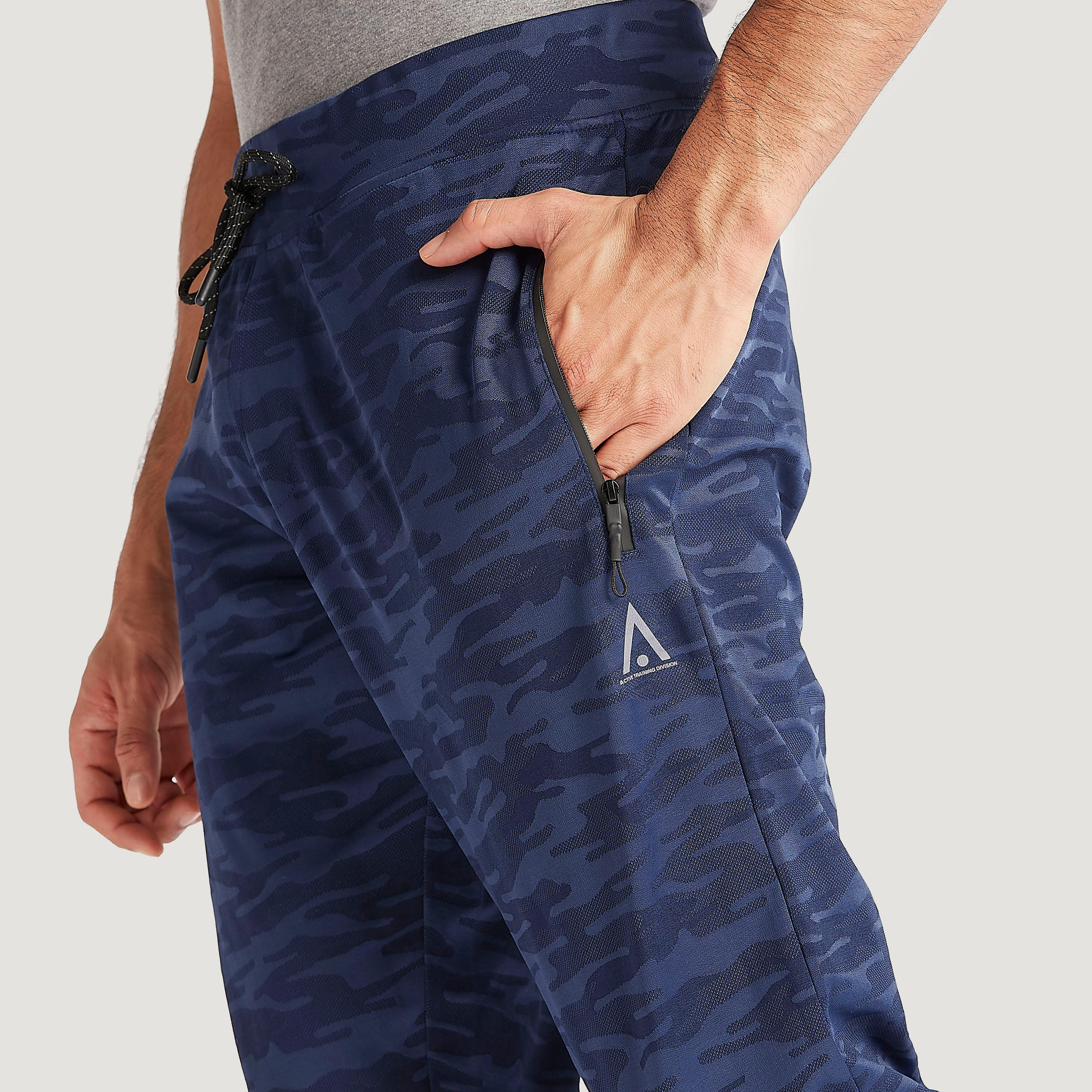 بنطلون رياضي بطبعات مموهة وجيوب ورباط إغلاق-men-clothing-sportswearandactivewear-bottoms-image-3