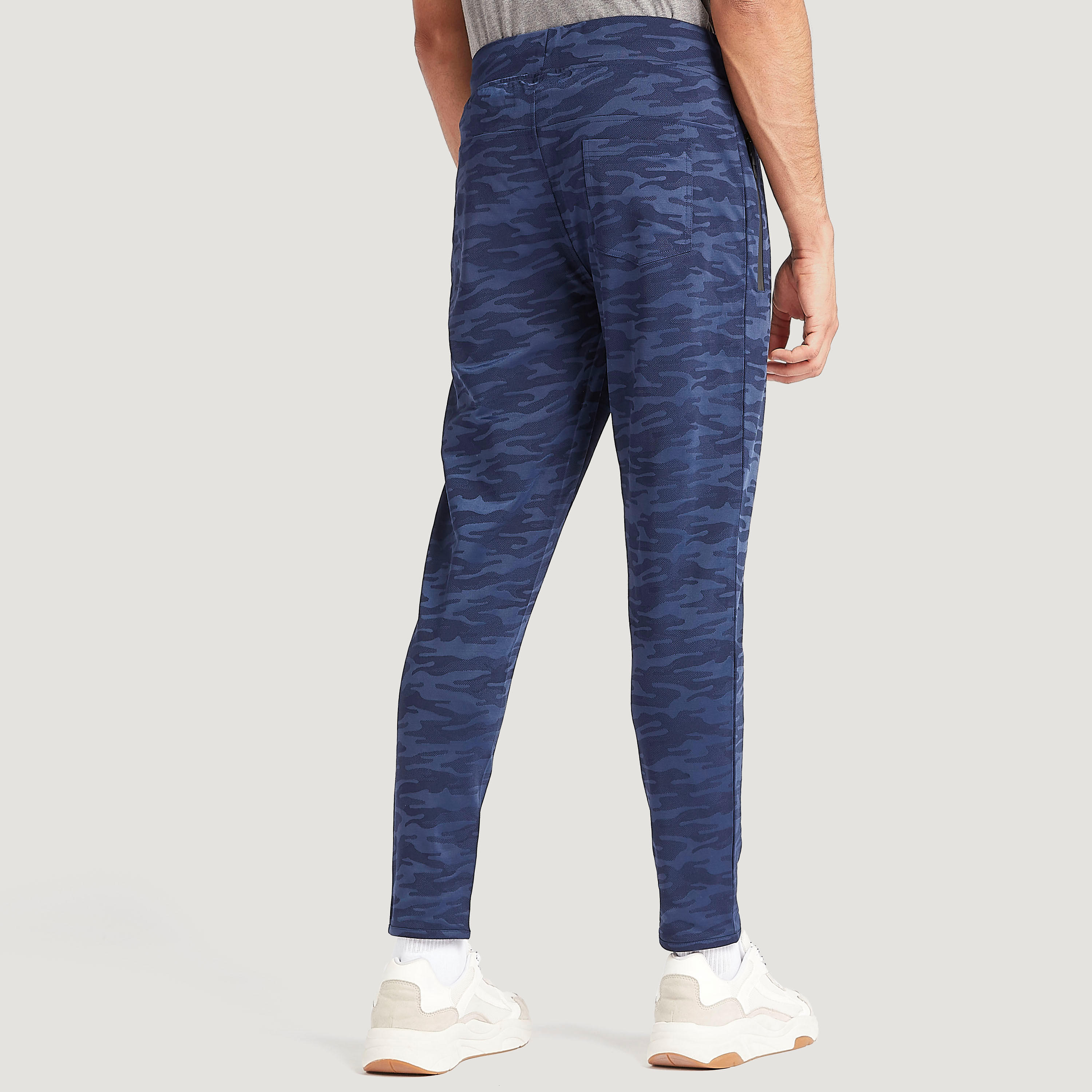 بنطلون رياضي بطبعات مموهة وجيوب ورباط إغلاق-men-clothing-sportswearandactivewear-bottoms-image-2