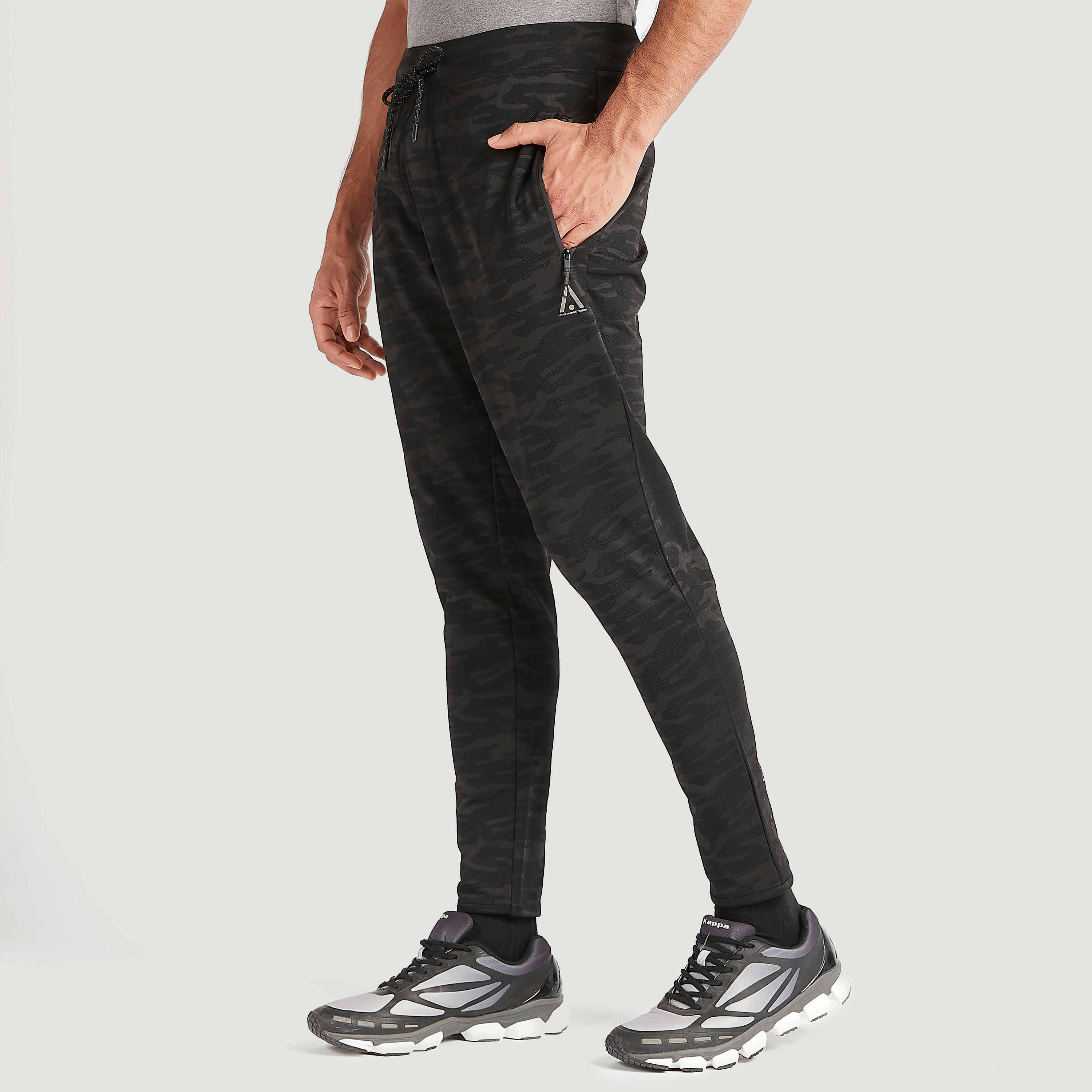 بنطلون رياضي بطبعات مموهة وجيوب ورباط إغلاق-men-clothing-sportswearandactivewear-bottoms-image-5
