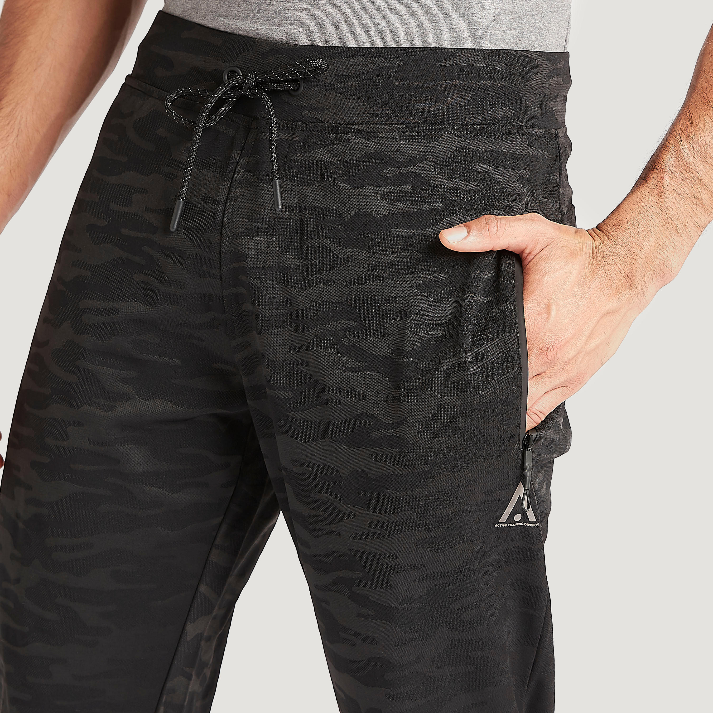 بنطلون رياضي بطبعات مموهة وجيوب ورباط إغلاق-men-clothing-sportswearandactivewear-bottoms-image-3