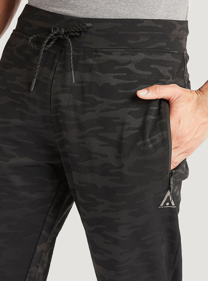 بنطلون رياضي بطبعات مموهة وجيوب ورباط إغلاق-men-clothing-sportswearandactivewear-bottoms-image-3