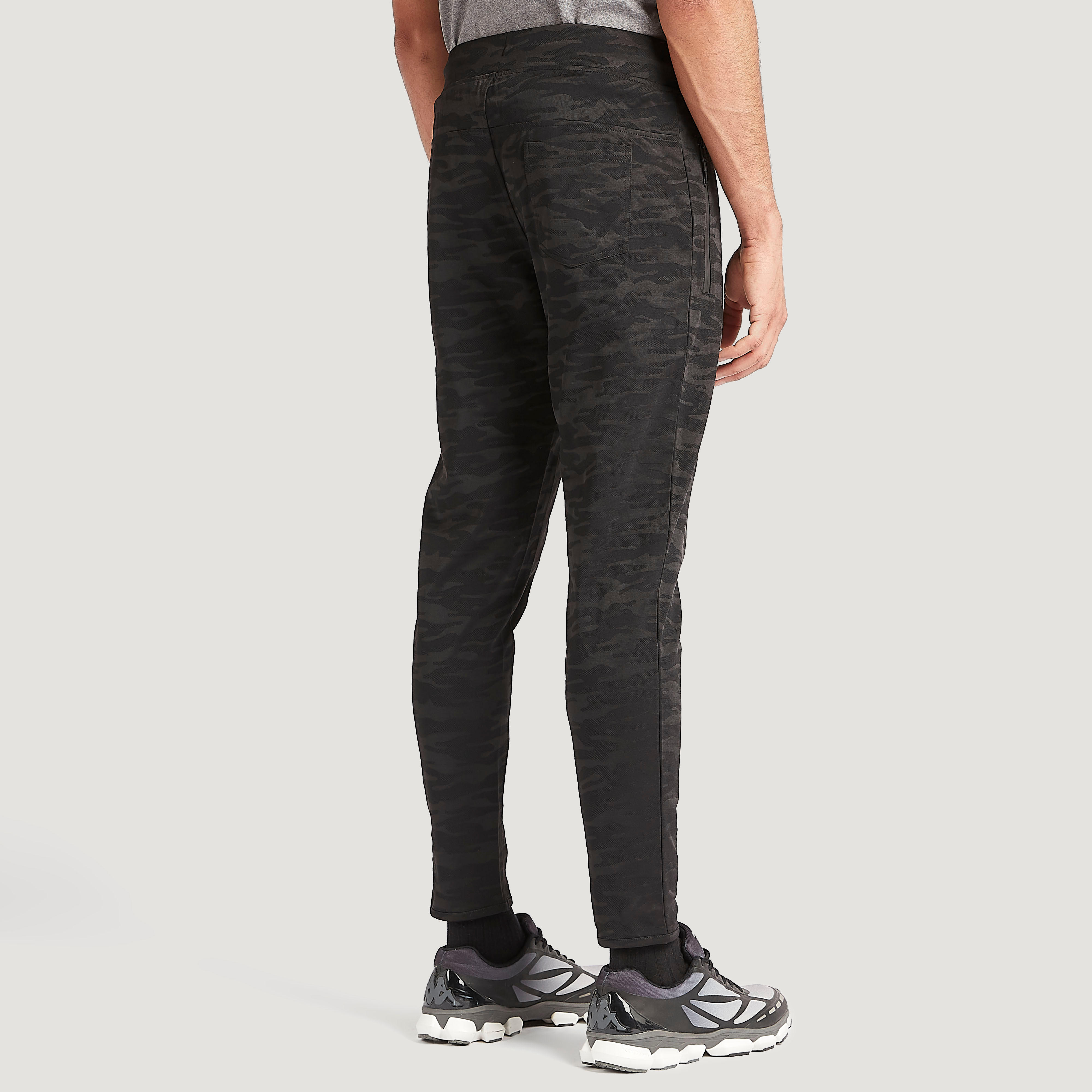 بنطلون رياضي بطبعات مموهة وجيوب ورباط إغلاق-men-clothing-sportswearandactivewear-bottoms-image-7