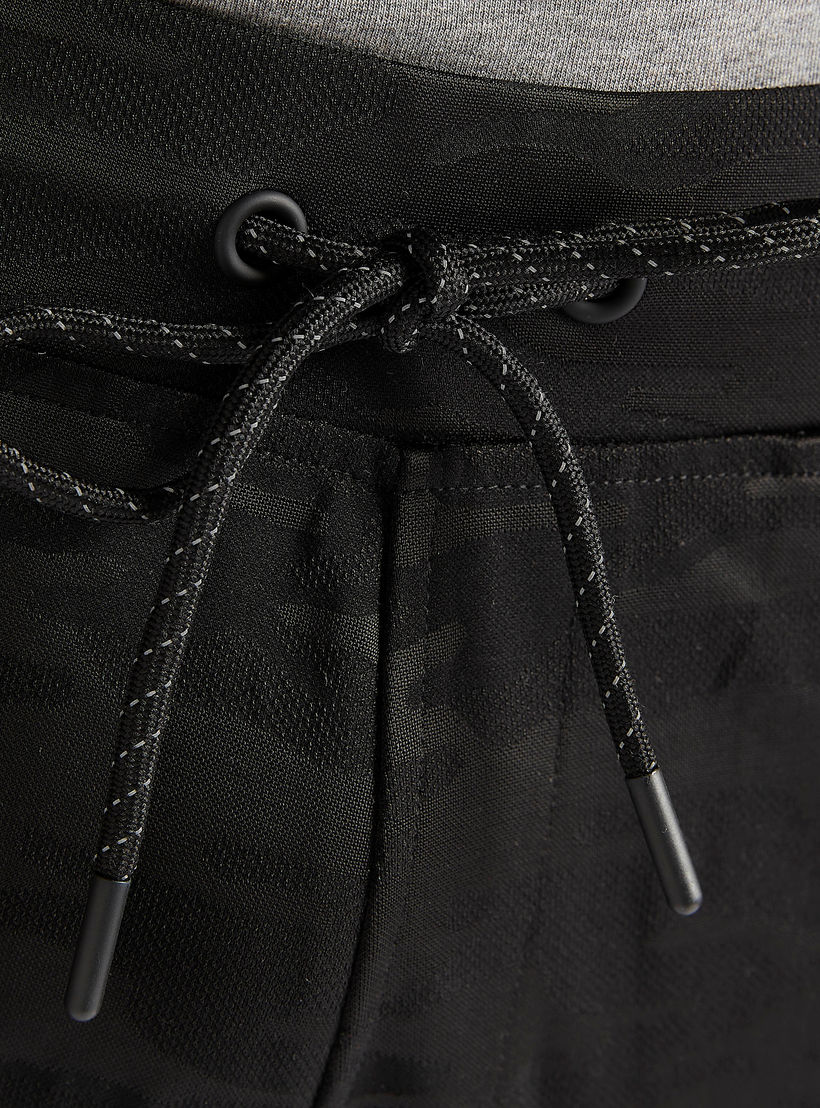 بنطلون رياضي بطبعات مموهة وجيوب ورباط إغلاق-men-clothing-sportswearandactivewear-bottoms-image-1