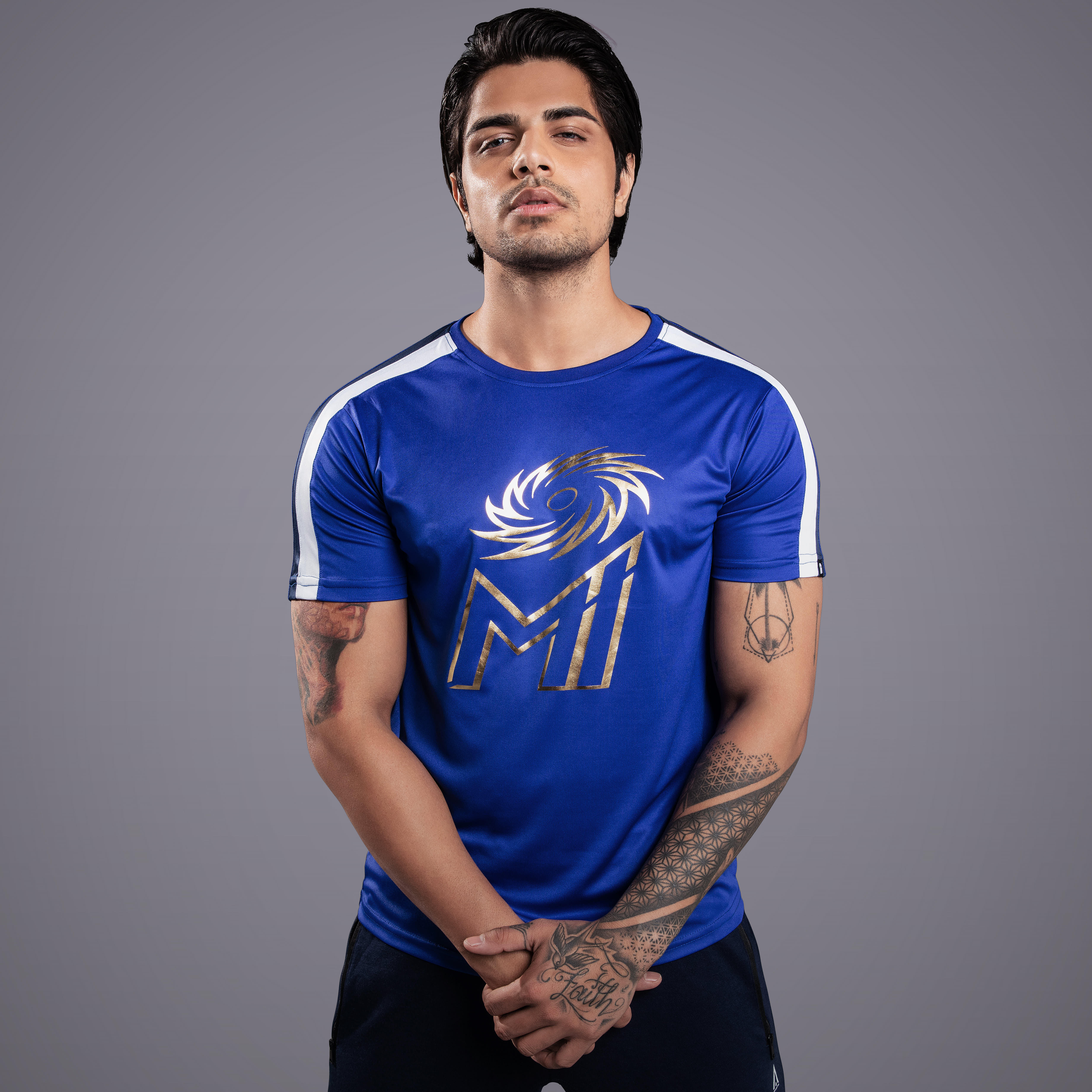 تيشيرت جيرسي بياقة ضيّقة بطبعا لوجو أي بي إل من إم آي-men-clothing-sportswearandactivewear-tshirtsandpolos-image-1