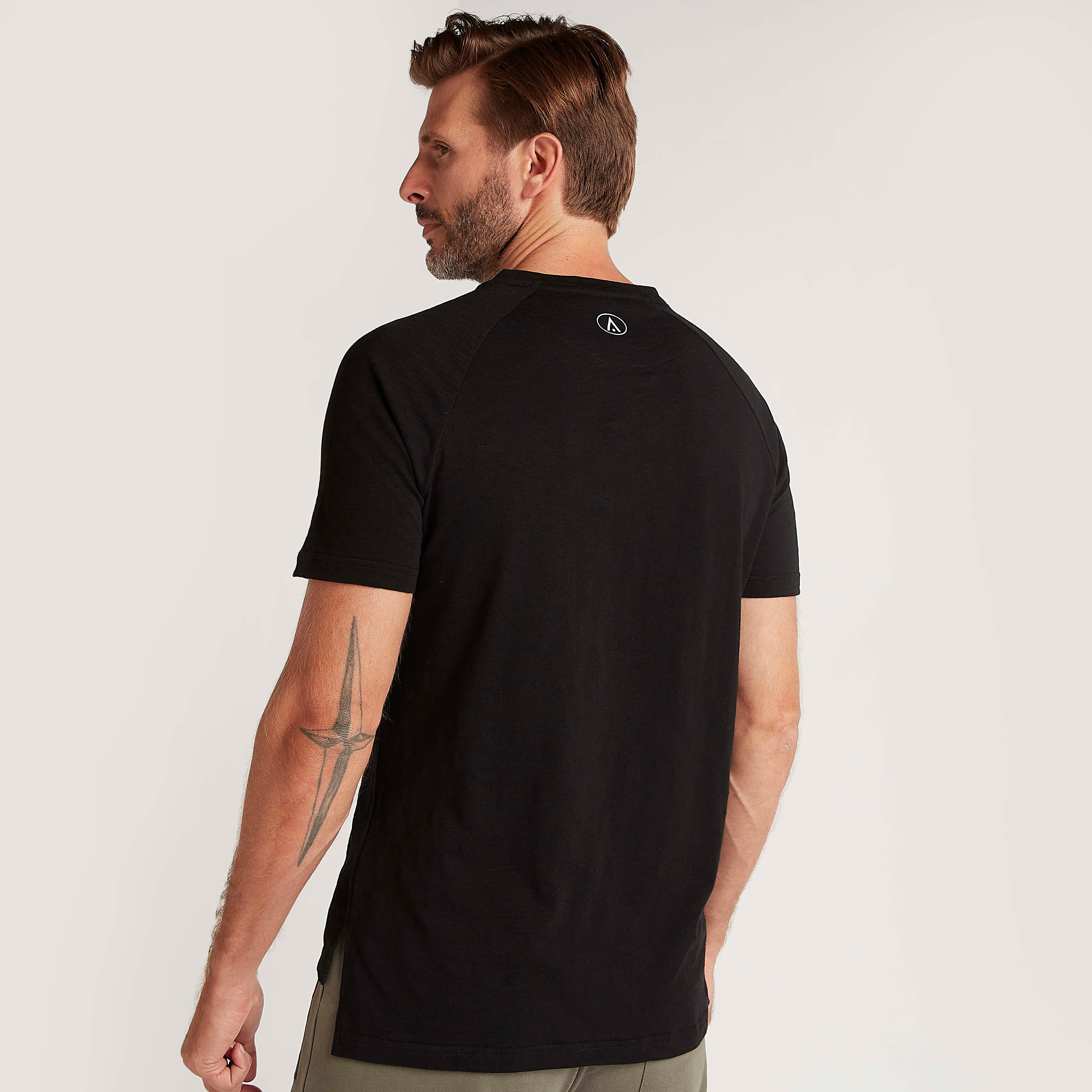 تيشيرت سادة بأكمام قصيرة وأطراف غير مستوية-men-clothing-sportswearandactivewear-tshirtsandpolos-image-3
