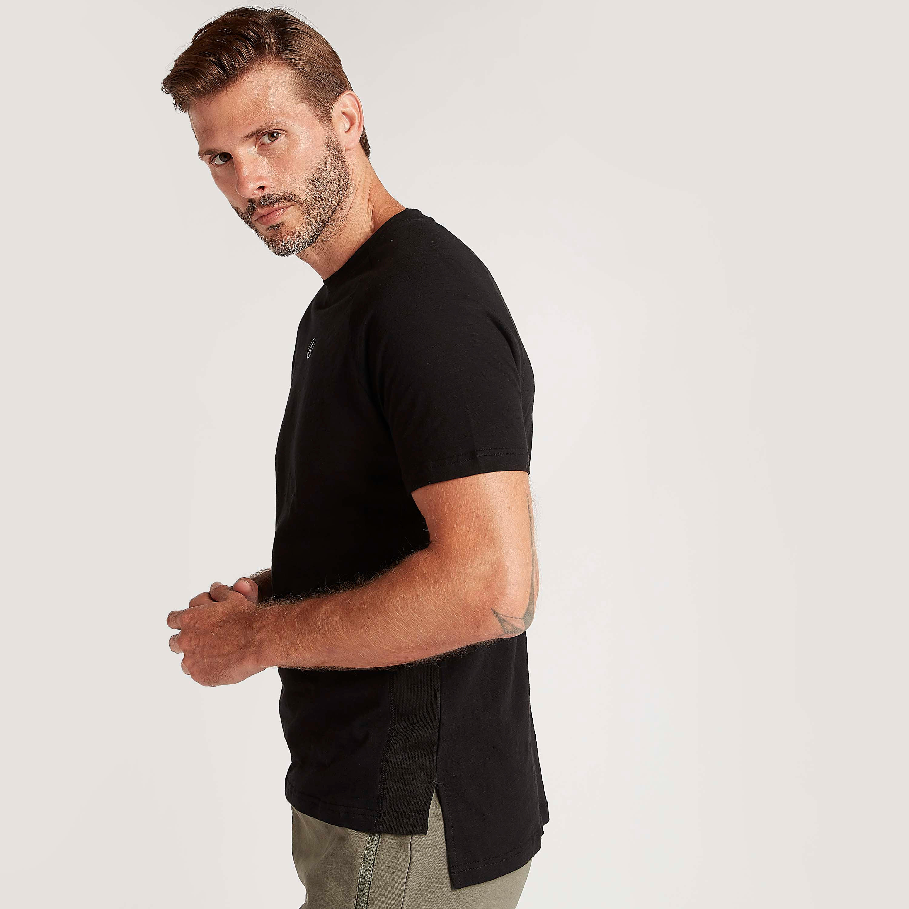 تيشيرت سادة بأكمام قصيرة وأطراف غير مستوية-men-clothing-sportswearandactivewear-tshirtsandpolos-image-2