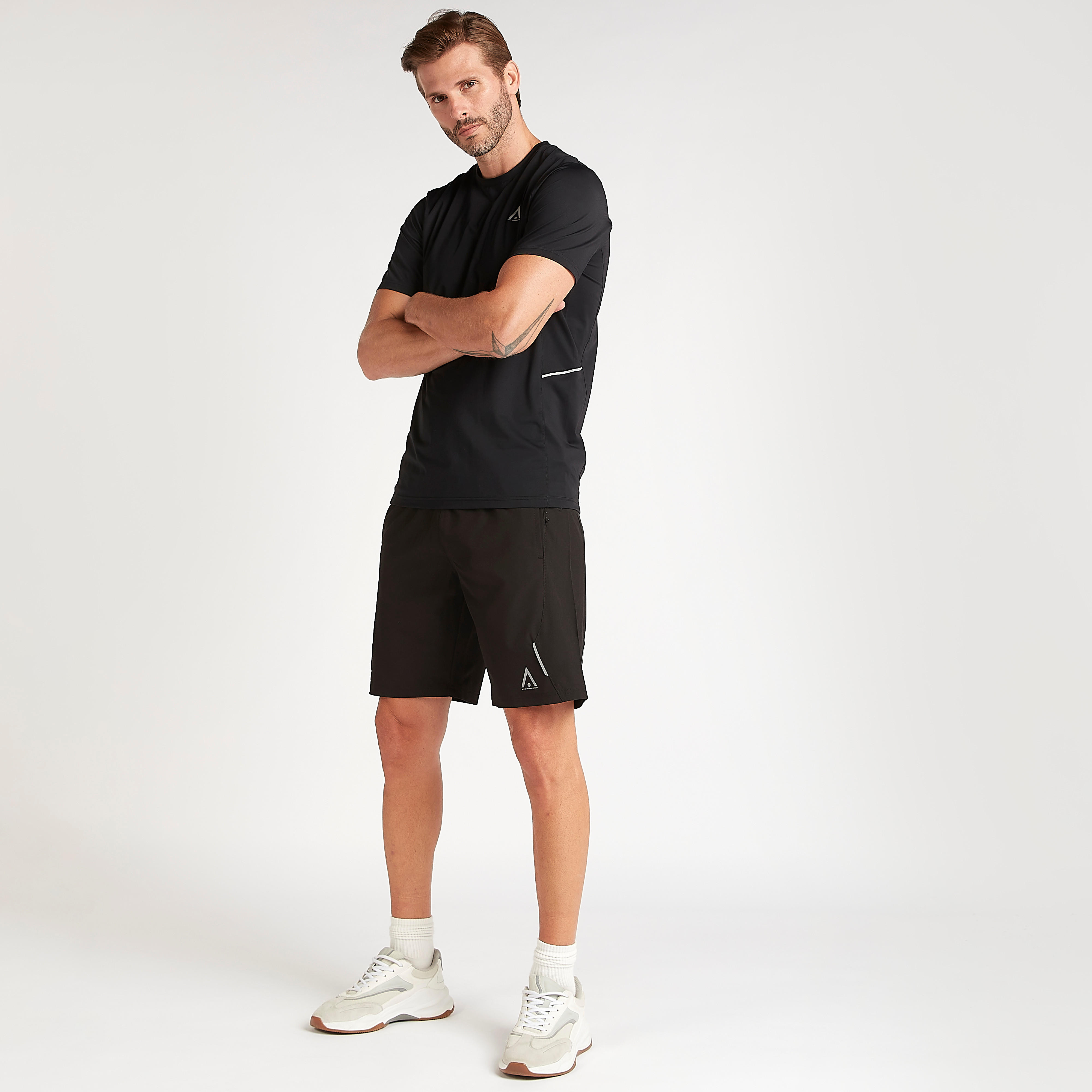 شورت سادة بخصر مطاطي وتفاصيل شعار-men-clothing-sportswearandactivewear-bottoms-image-5