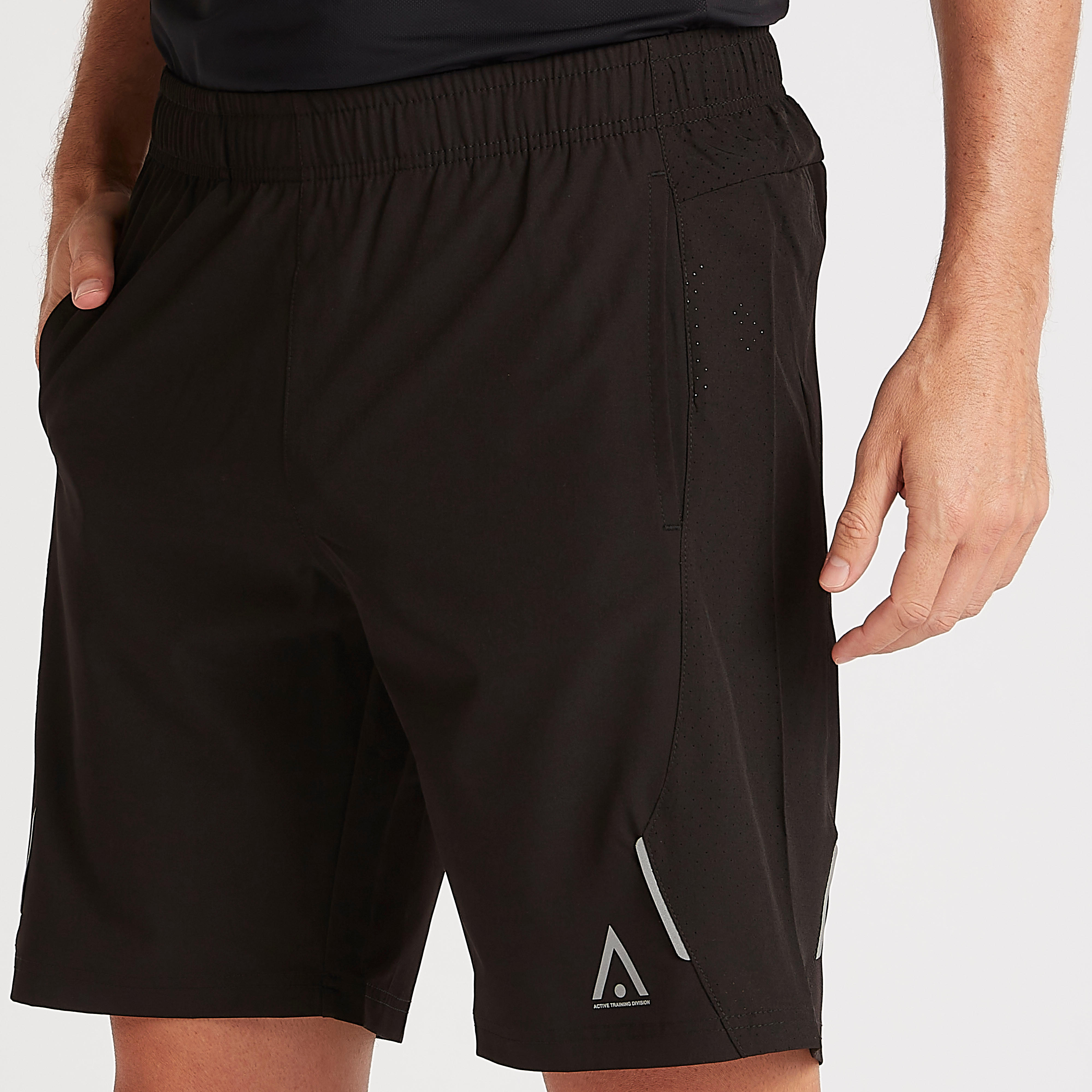 شورت سادة بخصر مطاطي وتفاصيل شعار-men-clothing-sportswearandactivewear-bottoms-image-4