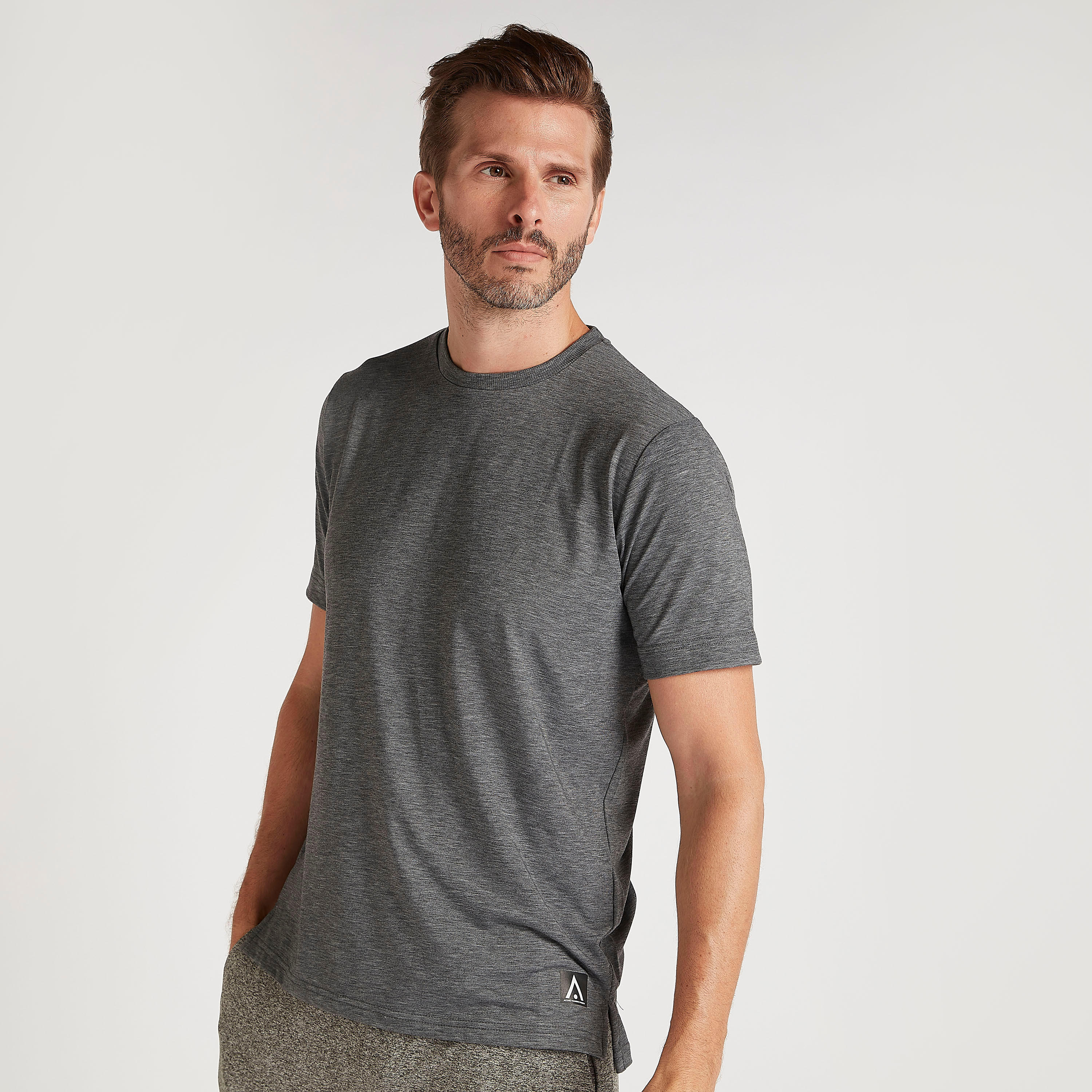 تيشيرت بياقة ضيقة وأكمام قصيرة وطبعات-men-clothing-sportswearandactivewear-tshirtsandpolos-image-6