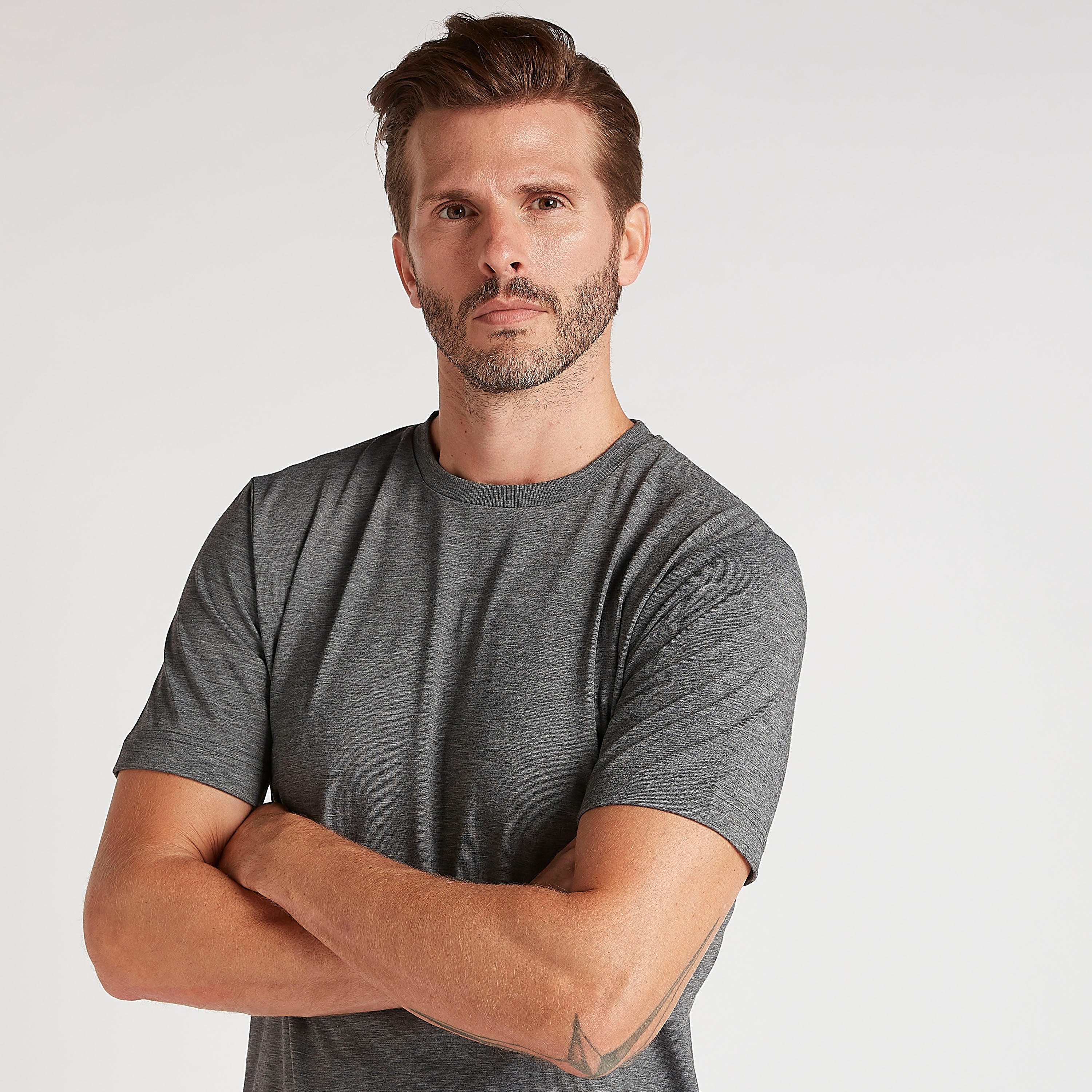تيشيرت بياقة ضيقة وأكمام قصيرة وطبعات-men-clothing-sportswearandactivewear-tshirtsandpolos-image-4
