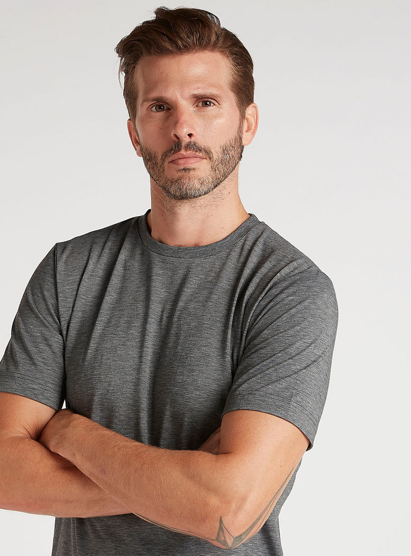 تيشيرت بياقة ضيقة وأكمام قصيرة وطبعات-men-clothing-sportswearandactivewear-tshirtsandpolos-image-4