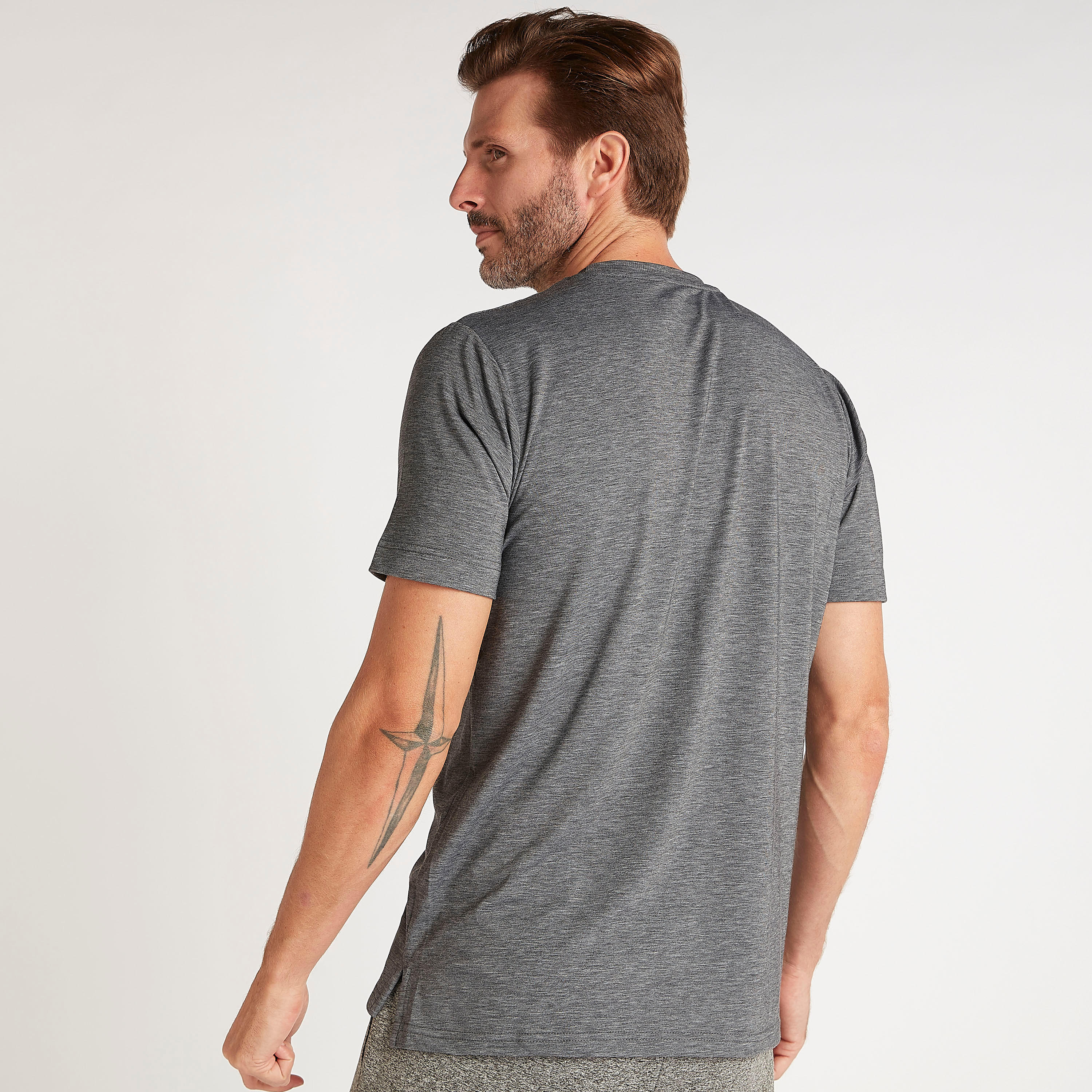 تيشيرت بياقة ضيقة وأكمام قصيرة وطبعات-men-clothing-sportswearandactivewear-tshirtsandpolos-image-3