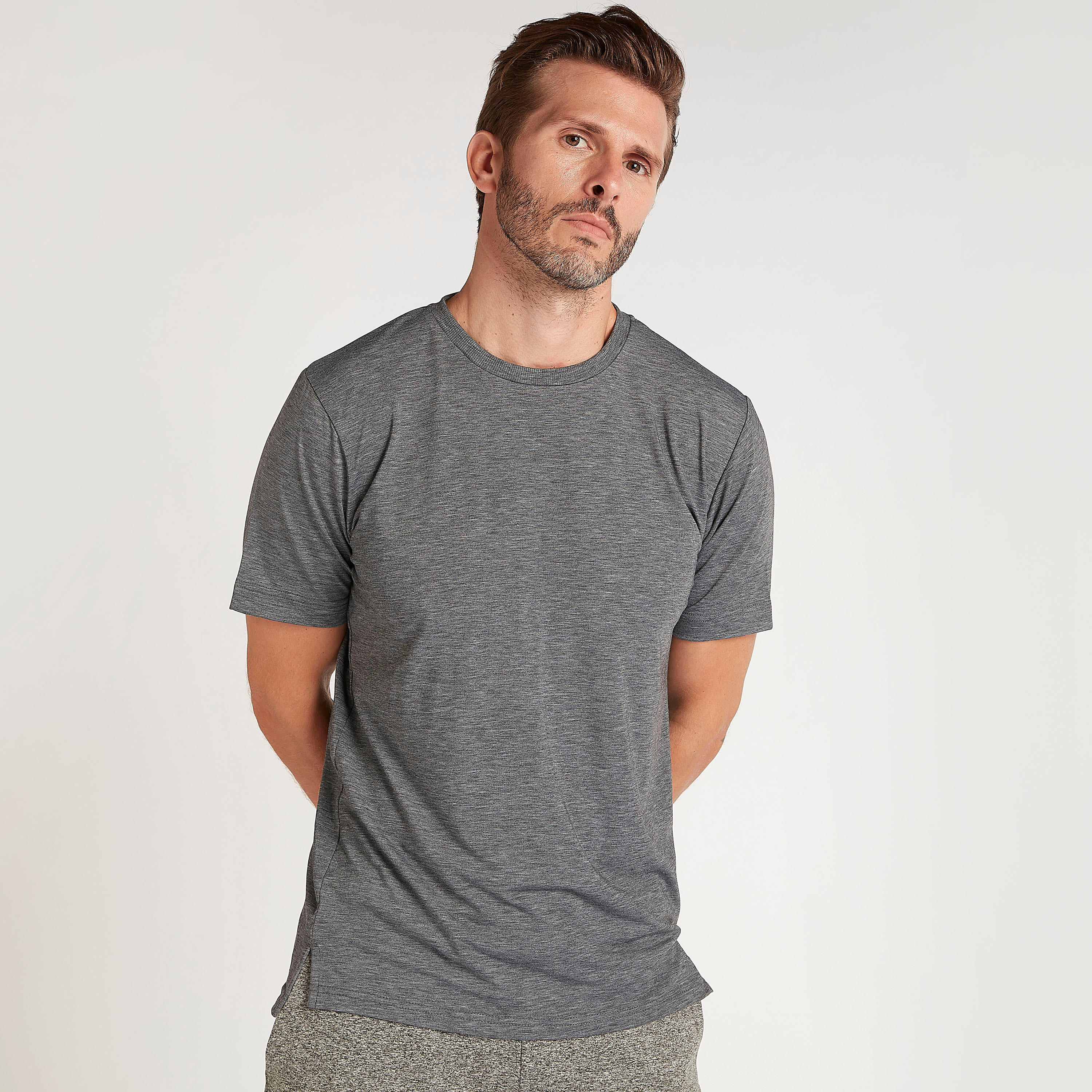تيشيرت بياقة ضيقة وأكمام قصيرة وطبعات-men-clothing-sportswearandactivewear-tshirtsandpolos-image-2