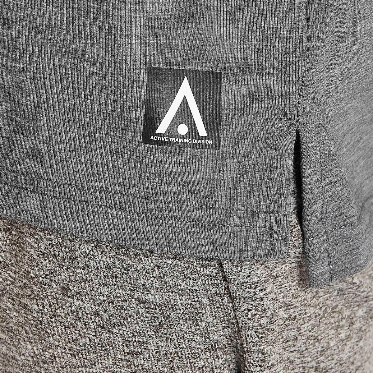 تيشيرت بياقة ضيقة وأكمام قصيرة وطبعات-men-clothing-sportswearandactivewear-tshirtsandpolos-image-1