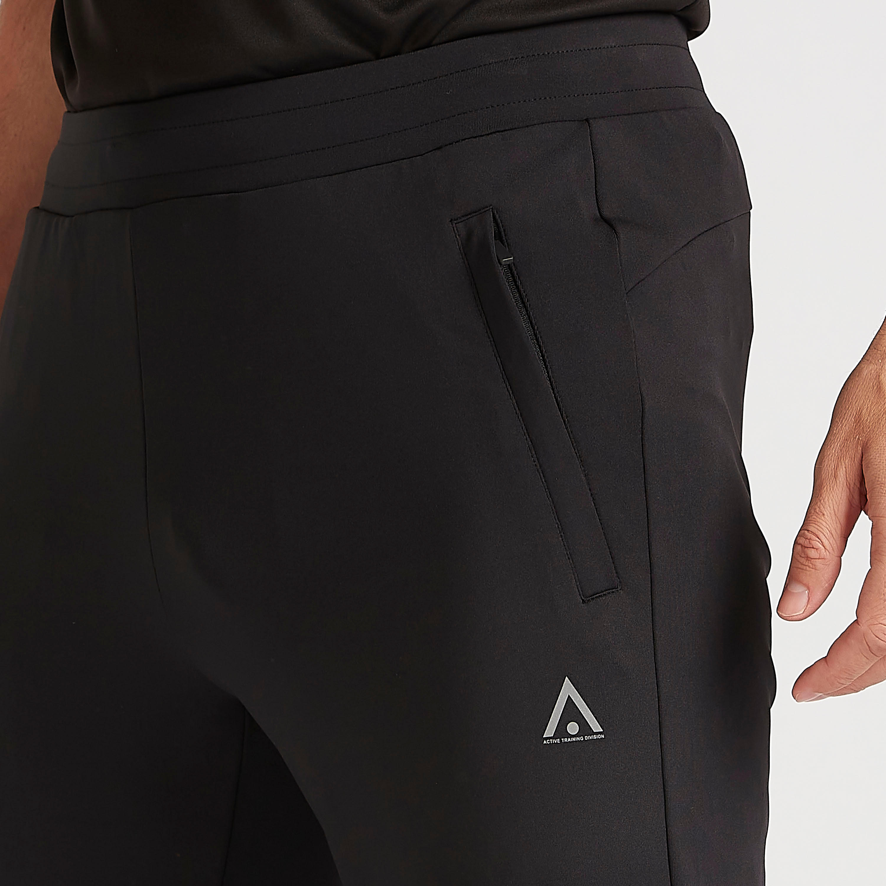 بنطلون رياضي سادة بجيوب وخصر مطّاطي-men-clothing-sportswearandactivewear-bottoms-image-3