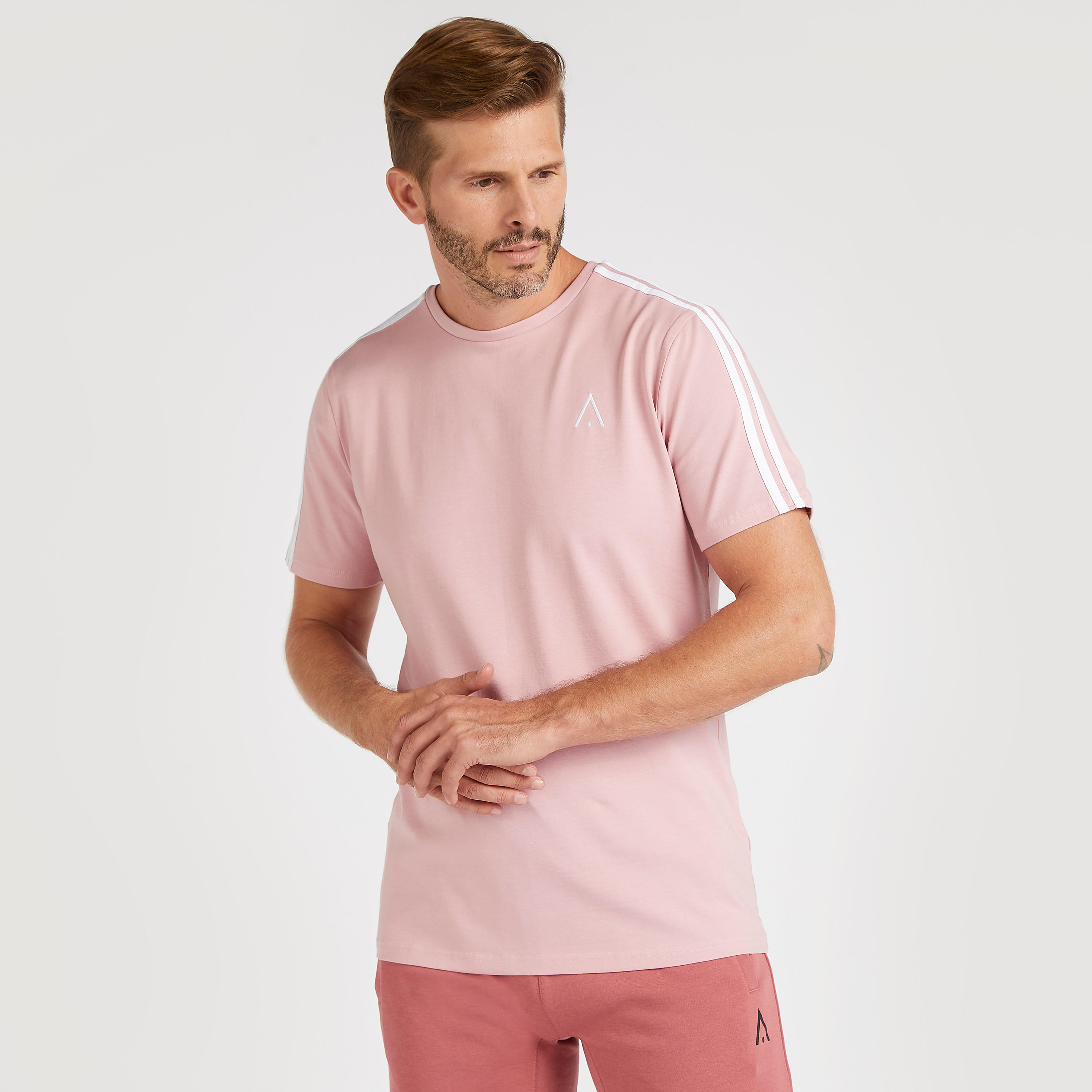تيشيرت سادة بياقة ضيّقة وأكمام قصيرة-men-clothing-sportswearandactivewear-tshirtsandpolos-image-4