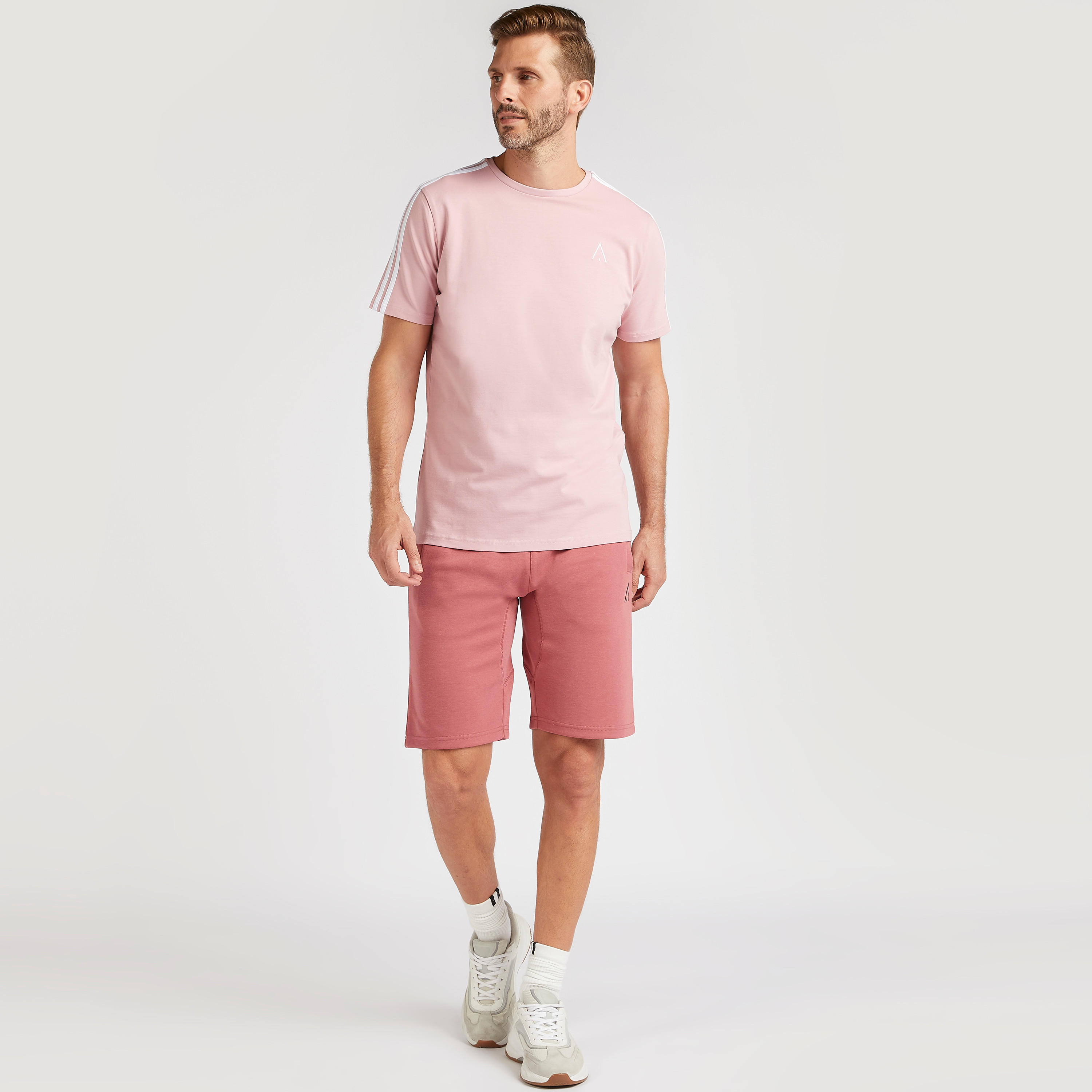 تيشيرت سادة بياقة ضيّقة وأكمام قصيرة-men-clothing-sportswearandactivewear-tshirtsandpolos-image-3