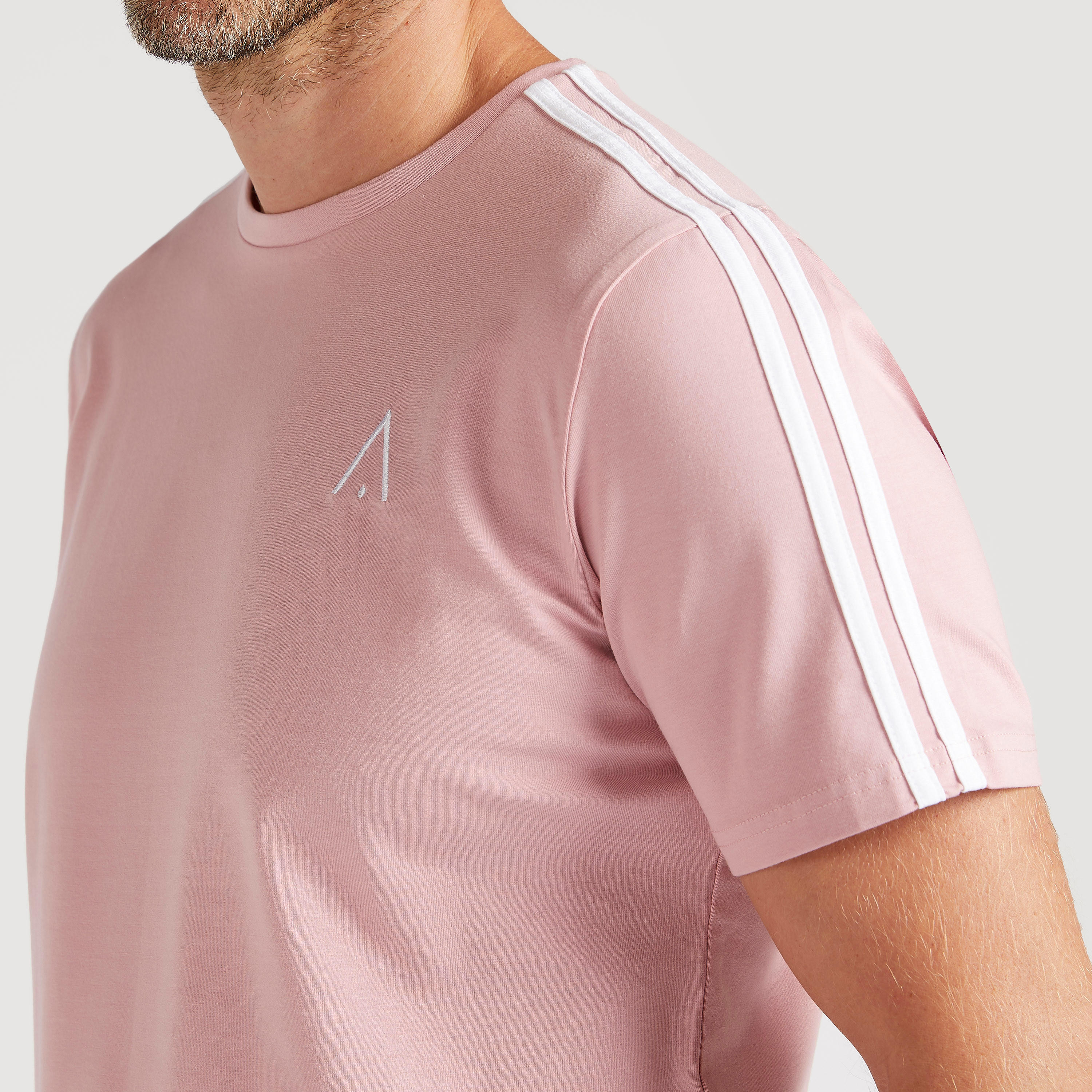 تيشيرت سادة بياقة ضيّقة وأكمام قصيرة-men-clothing-sportswearandactivewear-tshirtsandpolos-image-2