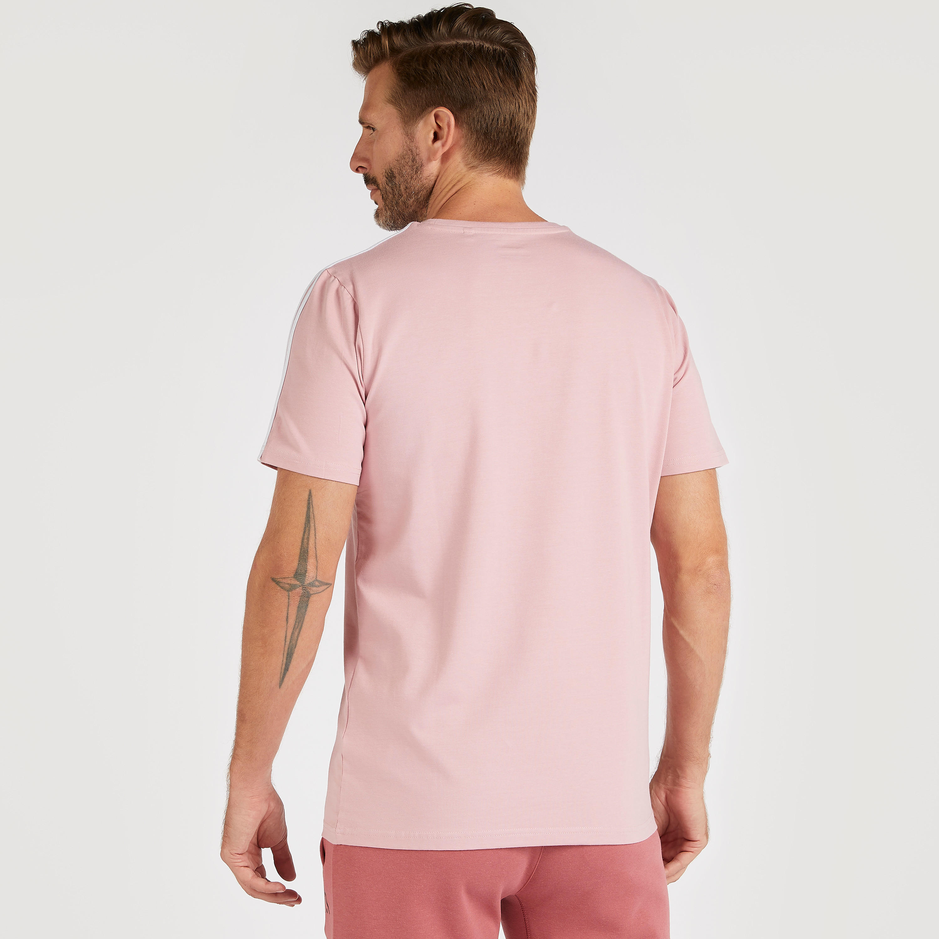 تيشيرت سادة بياقة ضيّقة وأكمام قصيرة-men-clothing-sportswearandactivewear-tshirtsandpolos-image-1