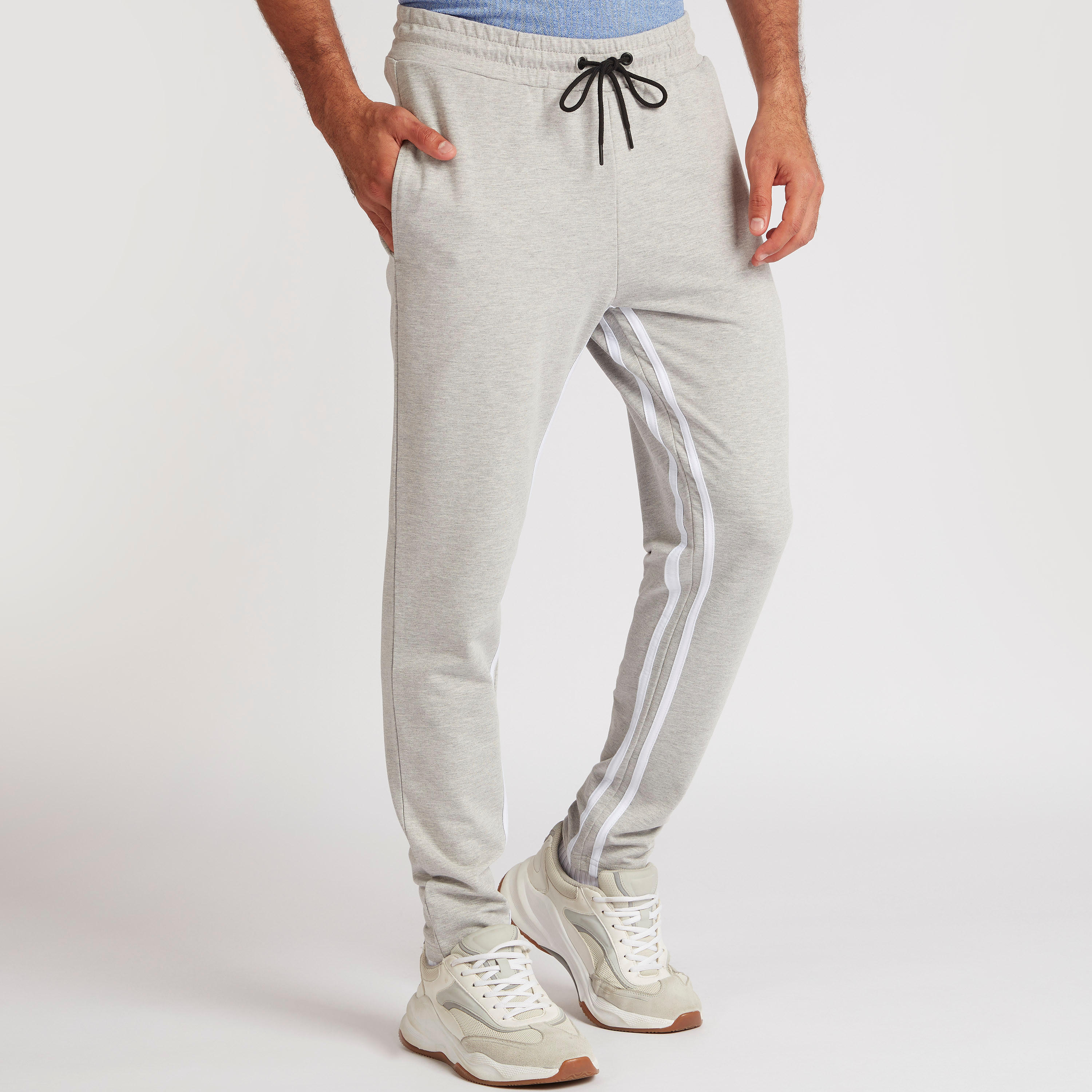 بنطلون رياضي بخصر مطّاطي وتفاصيل ألواح-men-clothing-sportswearandactivewear-bottoms-image-1