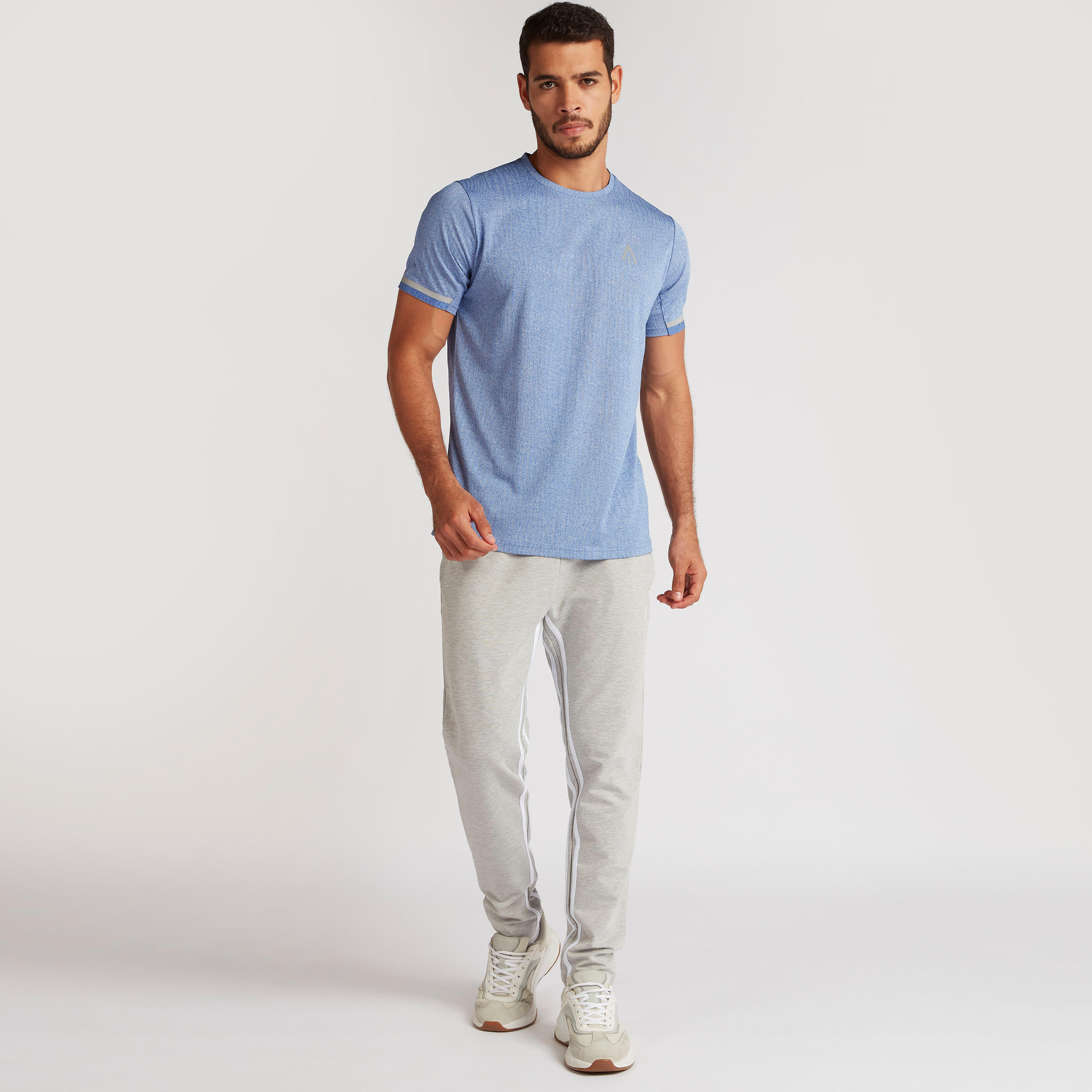 بنطلون رياضي بخصر مطّاطي وتفاصيل ألواح-men-clothing-sportswearandactivewear-bottoms-image-2