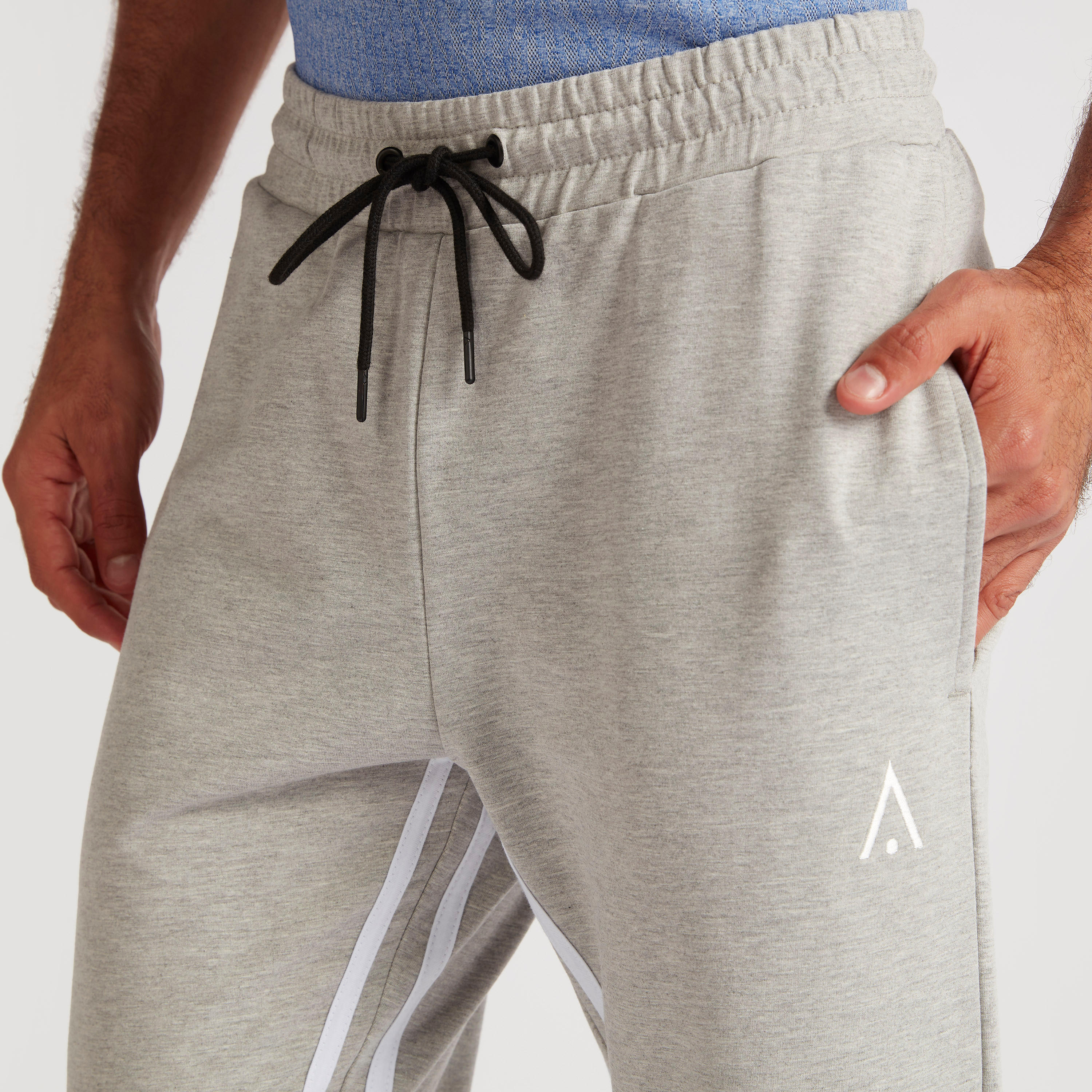 بنطلون رياضي بخصر مطّاطي وتفاصيل ألواح-men-clothing-sportswearandactivewear-bottoms-image-3