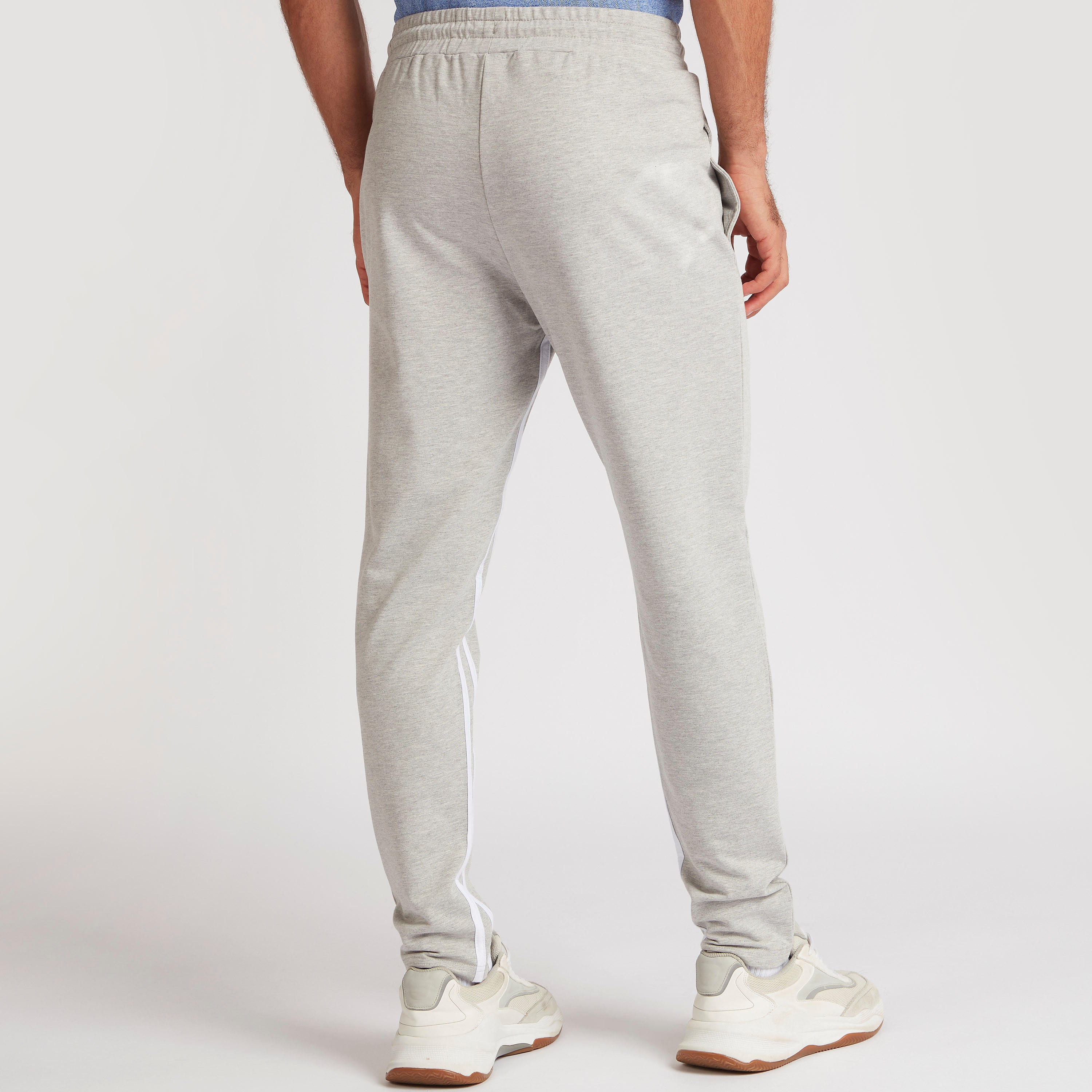 بنطلون رياضي بخصر مطّاطي وتفاصيل ألواح-men-clothing-sportswearandactivewear-bottoms-image-4