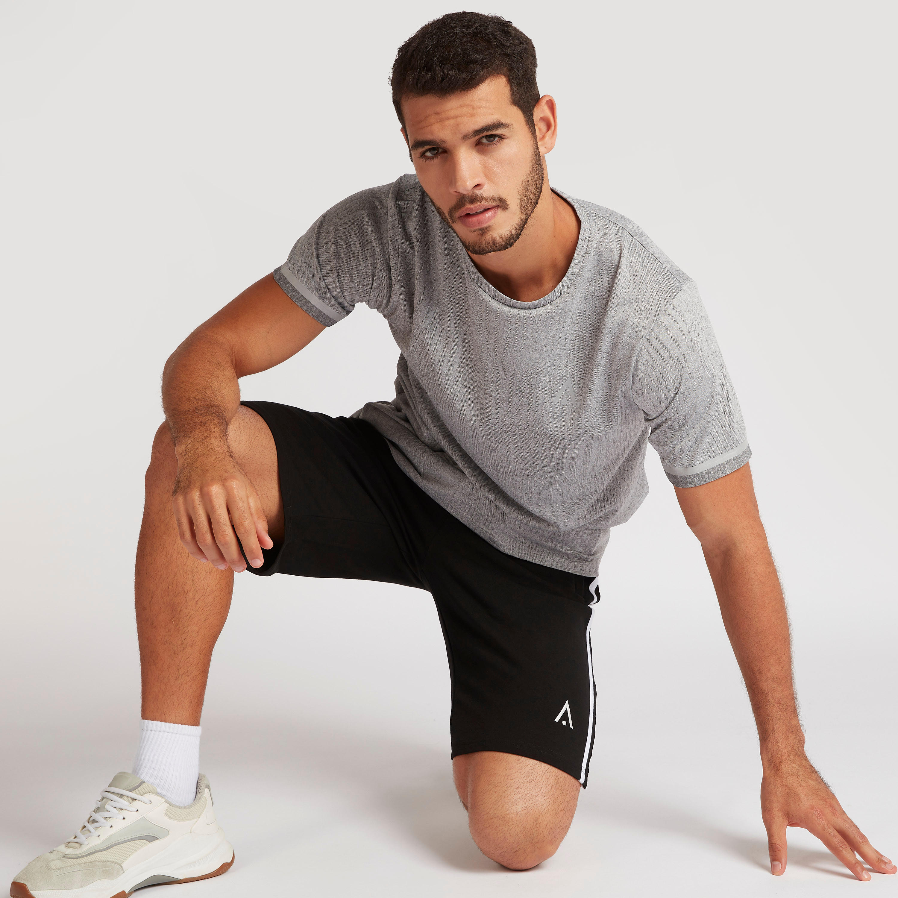 شورت سادة بتفاصيل شريطة ورباط إغلاق-men-clothing-sportswearandactivewear-bottoms-image-4