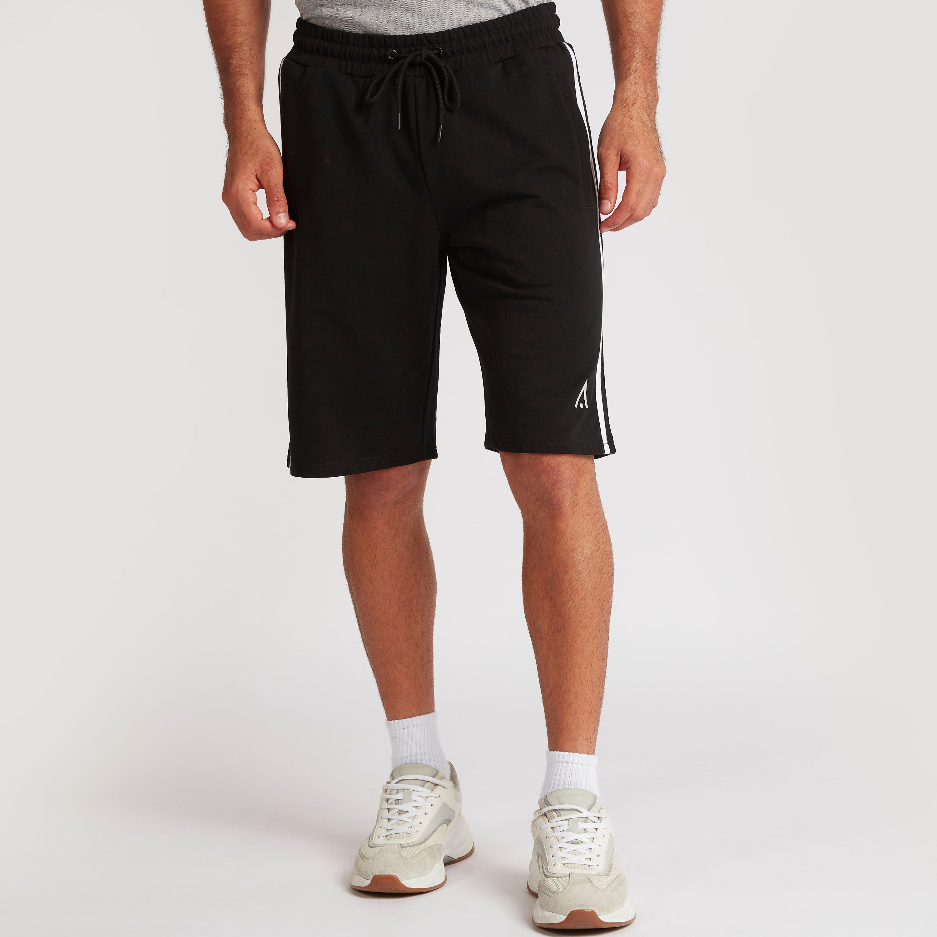 شورت سادة بتفاصيل شريطة ورباط إغلاق-men-clothing-sportswearandactivewear-bottoms-image-5