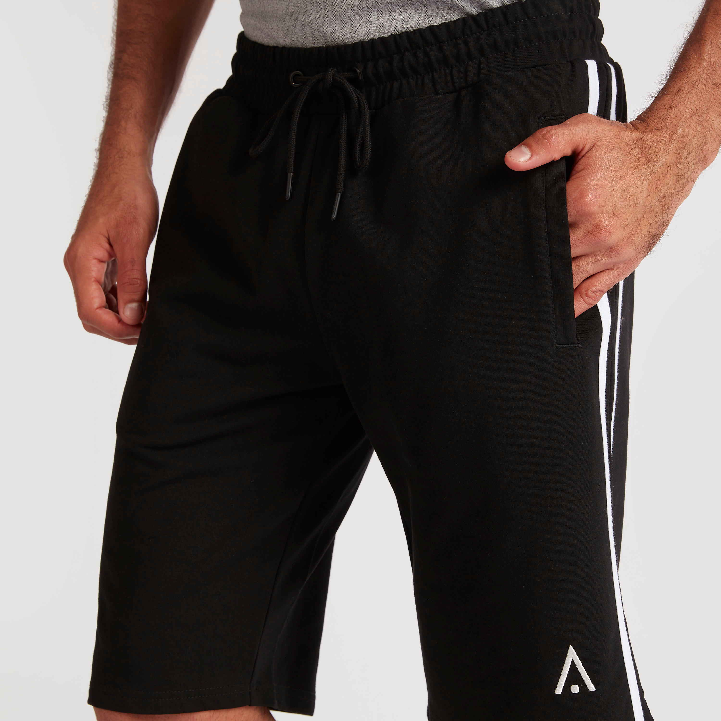 شورت سادة بتفاصيل شريطة ورباط إغلاق-men-clothing-sportswearandactivewear-bottoms-image-3