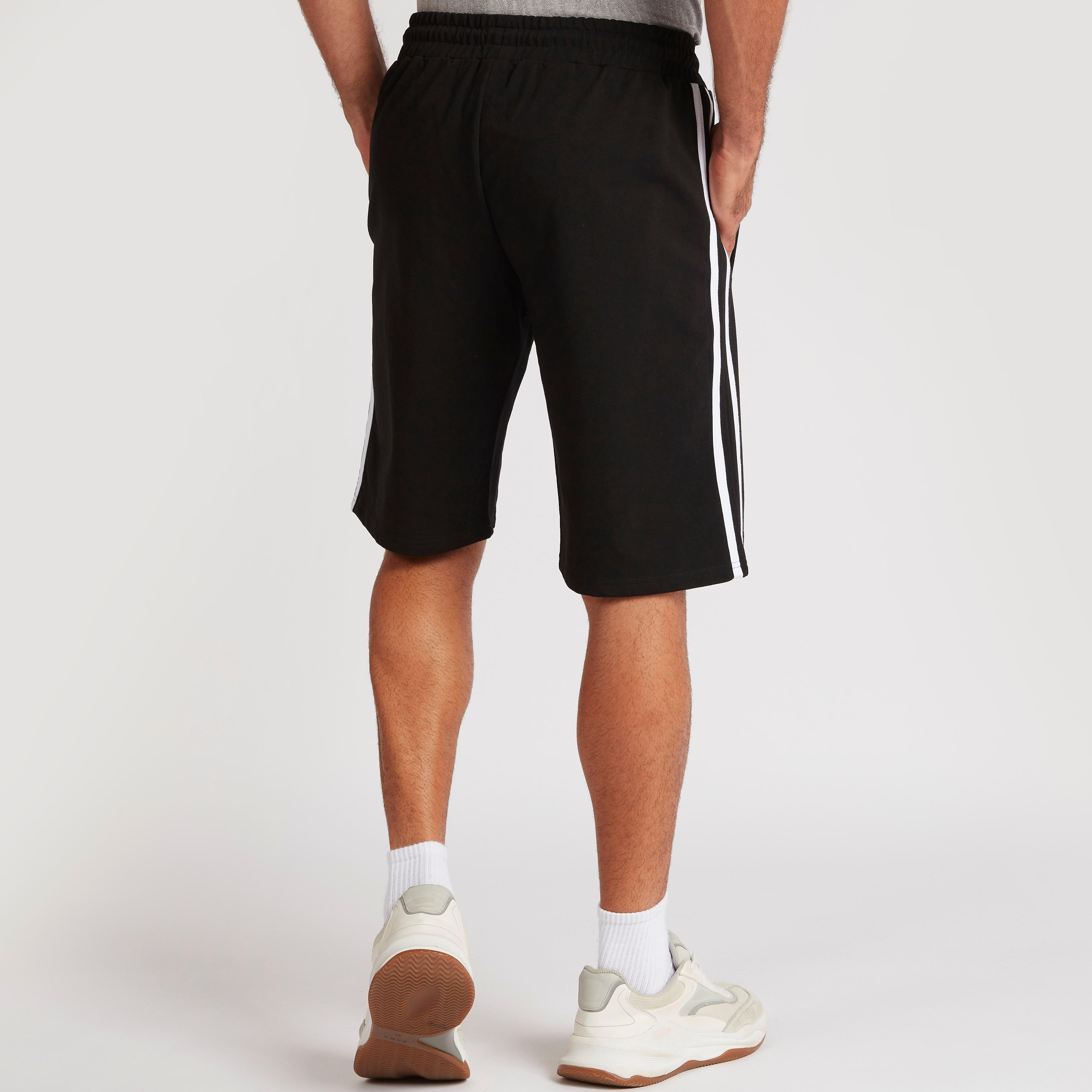 شورت سادة بتفاصيل شريطة ورباط إغلاق-men-clothing-sportswearandactivewear-bottoms-image-2