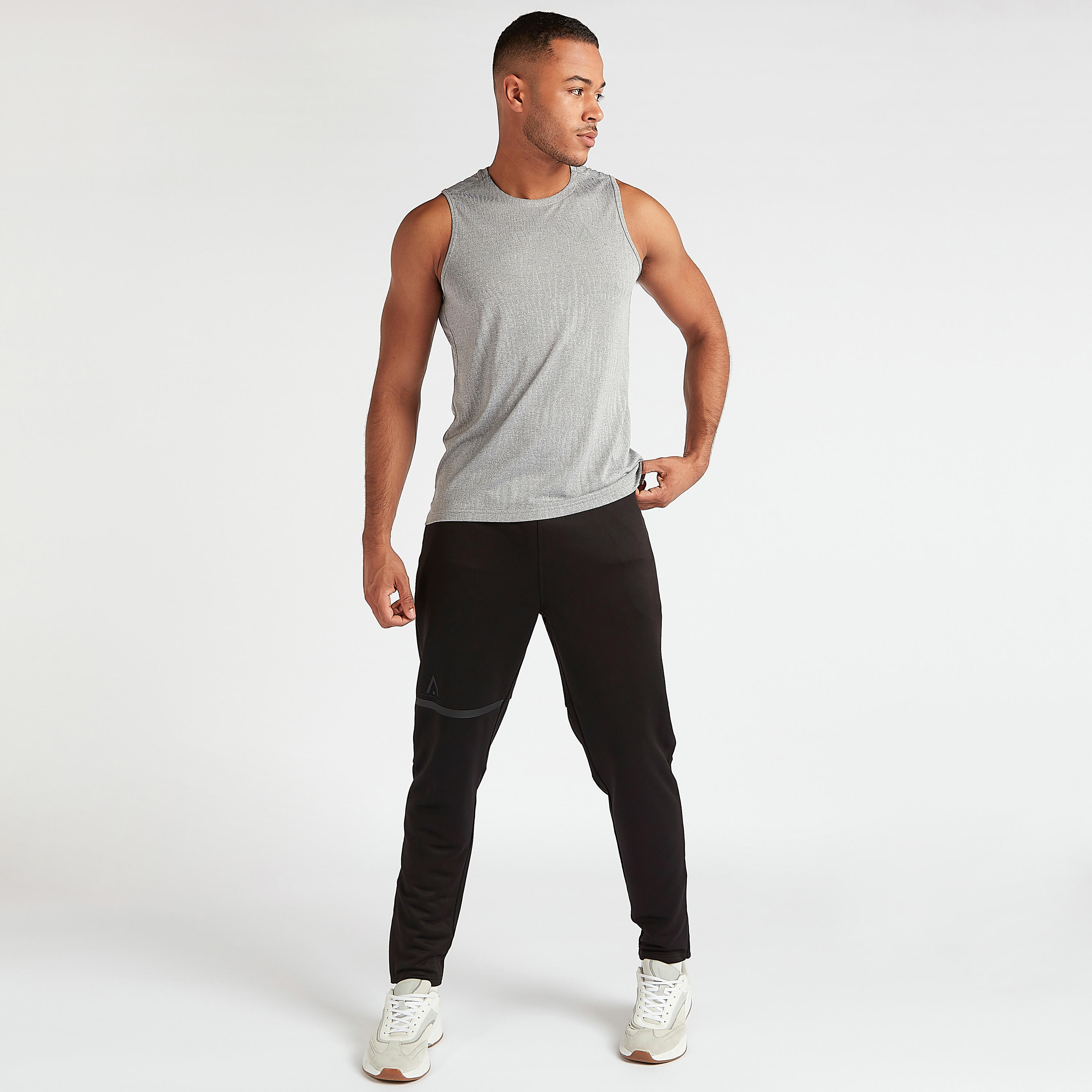 فيست دون أكمام بطبعات وياقة ضيّقة-men-clothing-sportswearandactivewear-tshirtsandpolos-image-2