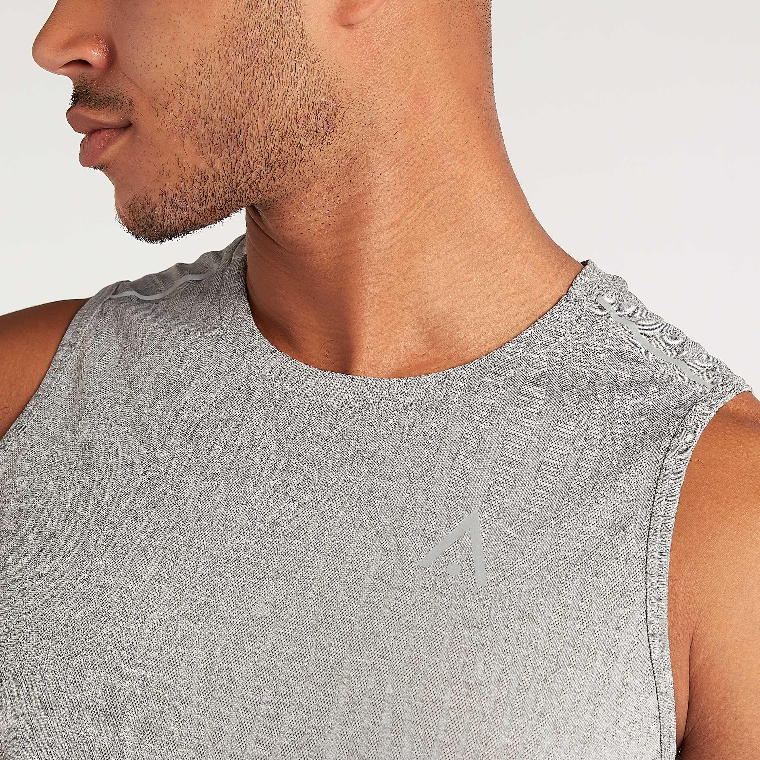 فيست دون أكمام بطبعات وياقة ضيّقة-men-clothing-sportswearandactivewear-tshirtsandpolos-image-3