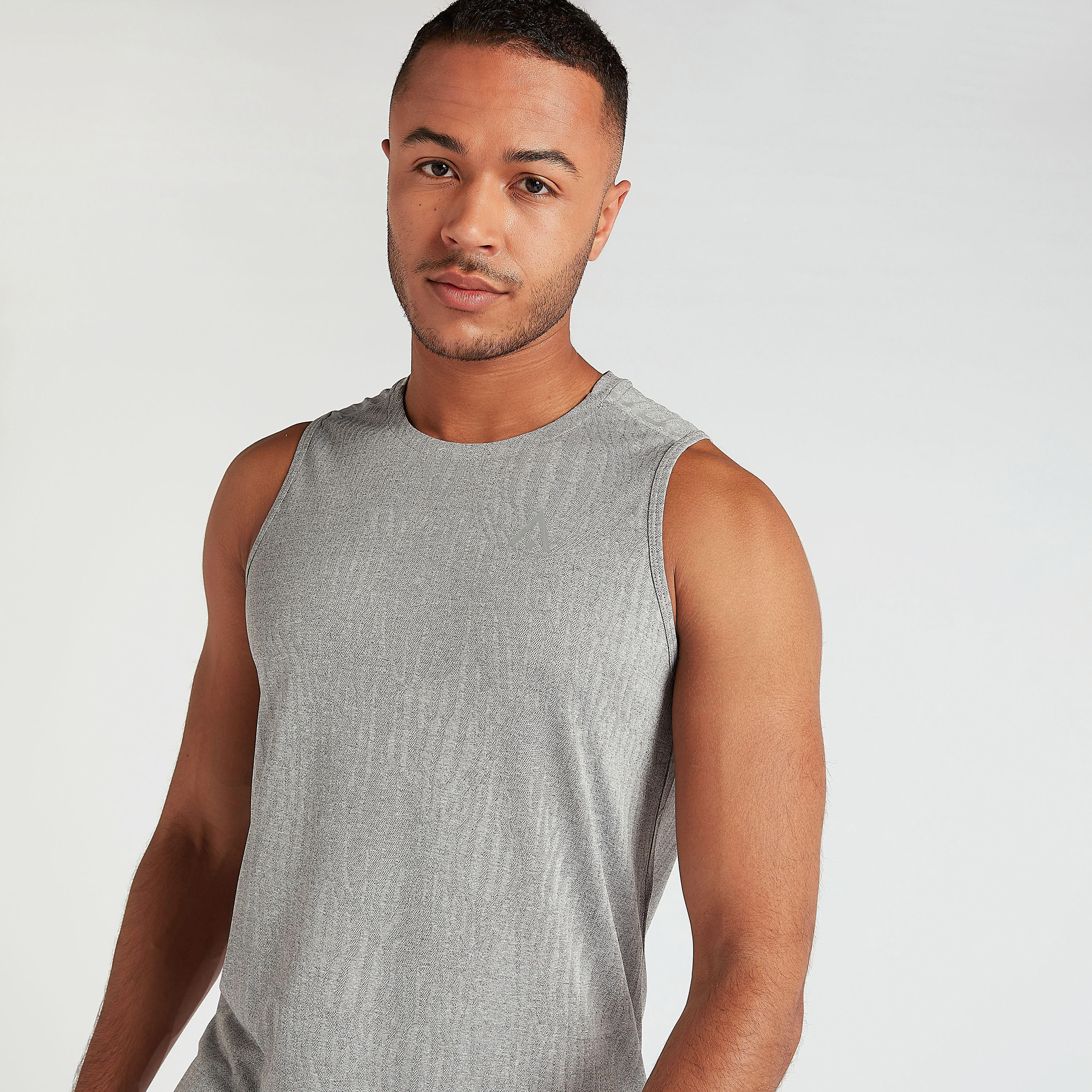 فيست دون أكمام بطبعات وياقة ضيّقة-men-clothing-sportswearandactivewear-tshirtsandpolos-image-5