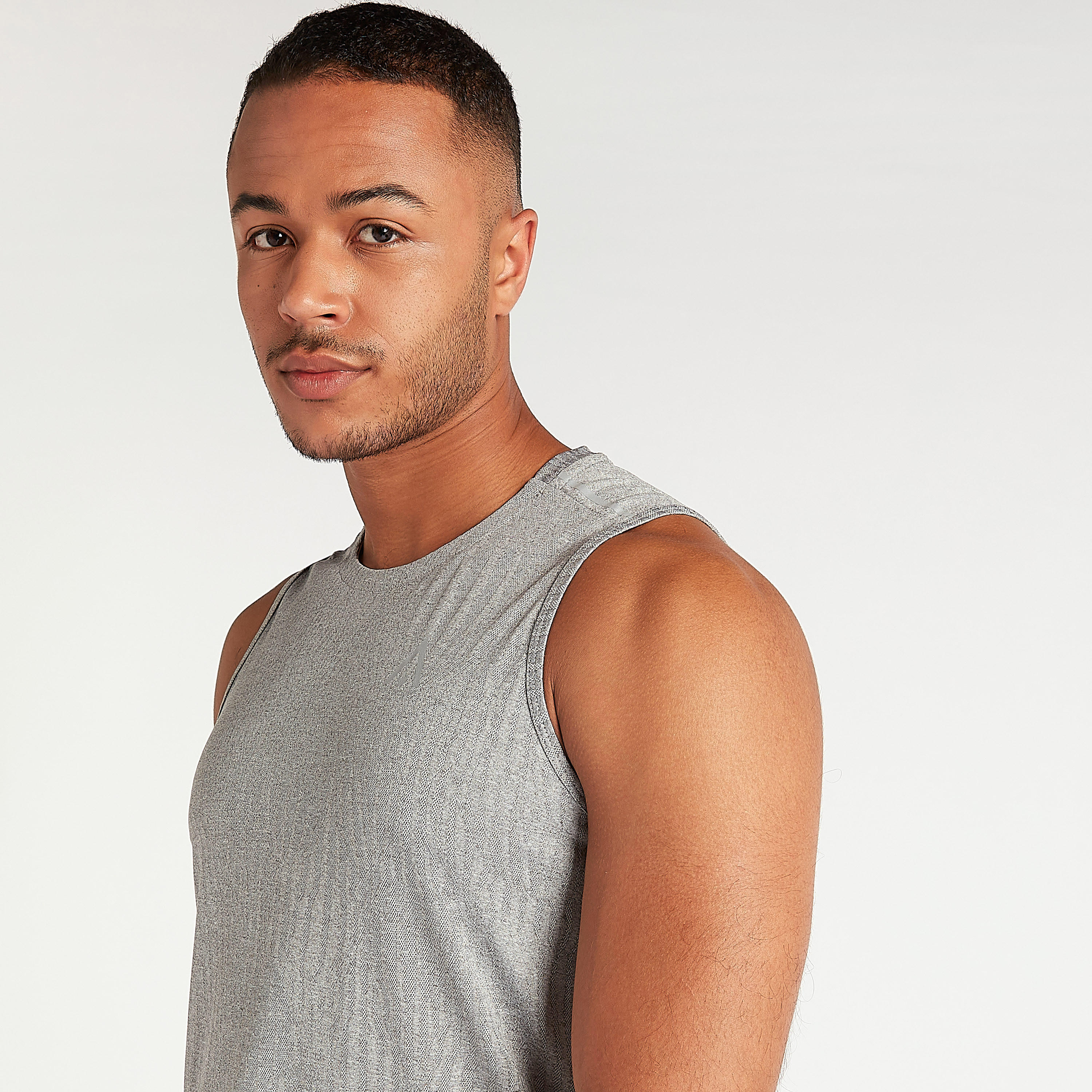 فيست دون أكمام بطبعات وياقة ضيّقة-men-clothing-sportswearandactivewear-tshirtsandpolos-image-6