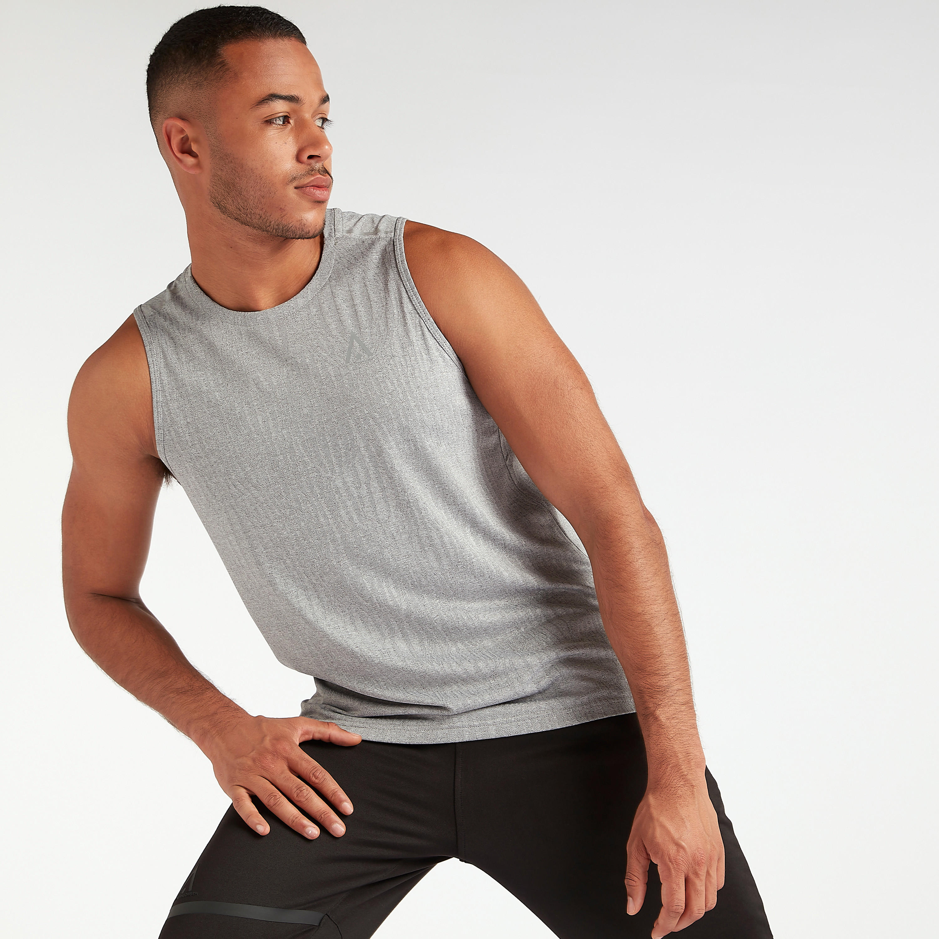 فيست دون أكمام بطبعات وياقة ضيّقة-men-clothing-sportswearandactivewear-tshirtsandpolos-image-7