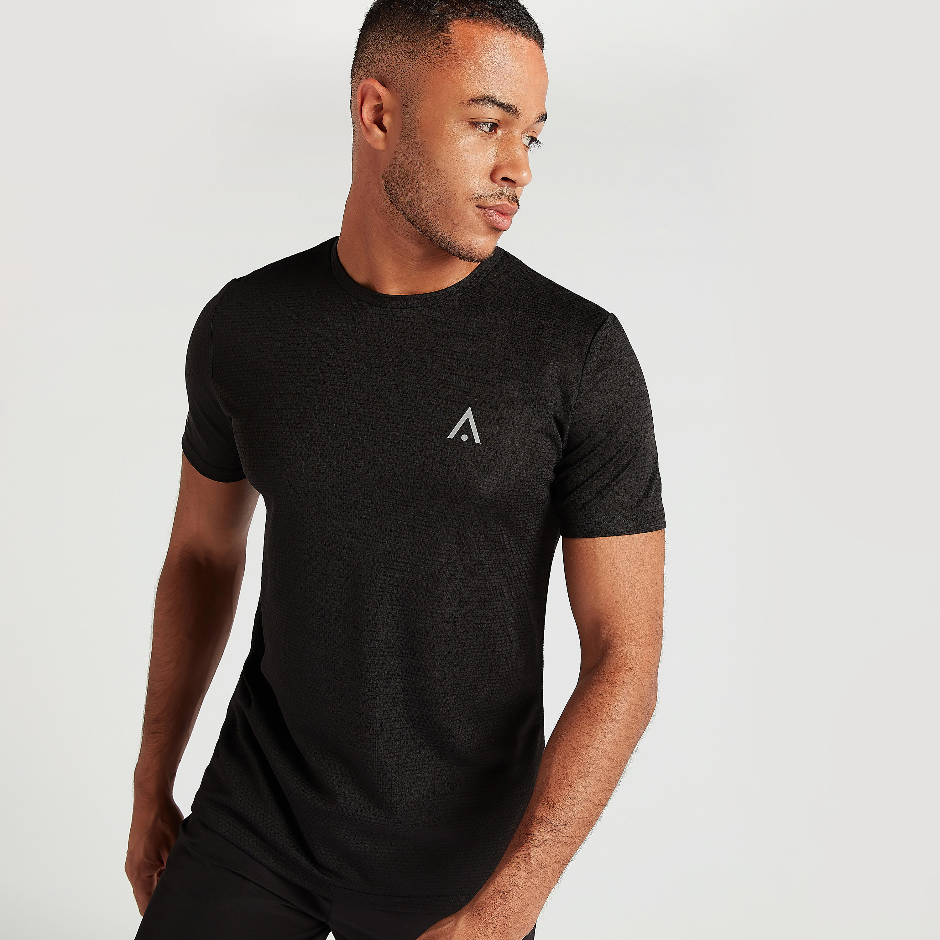 تيشيرت بياقة ضيقة وأكمام قصيرة وطبغات لوجو-men-clothing-sportswearandactivewear-tshirtsandpolos-image-6