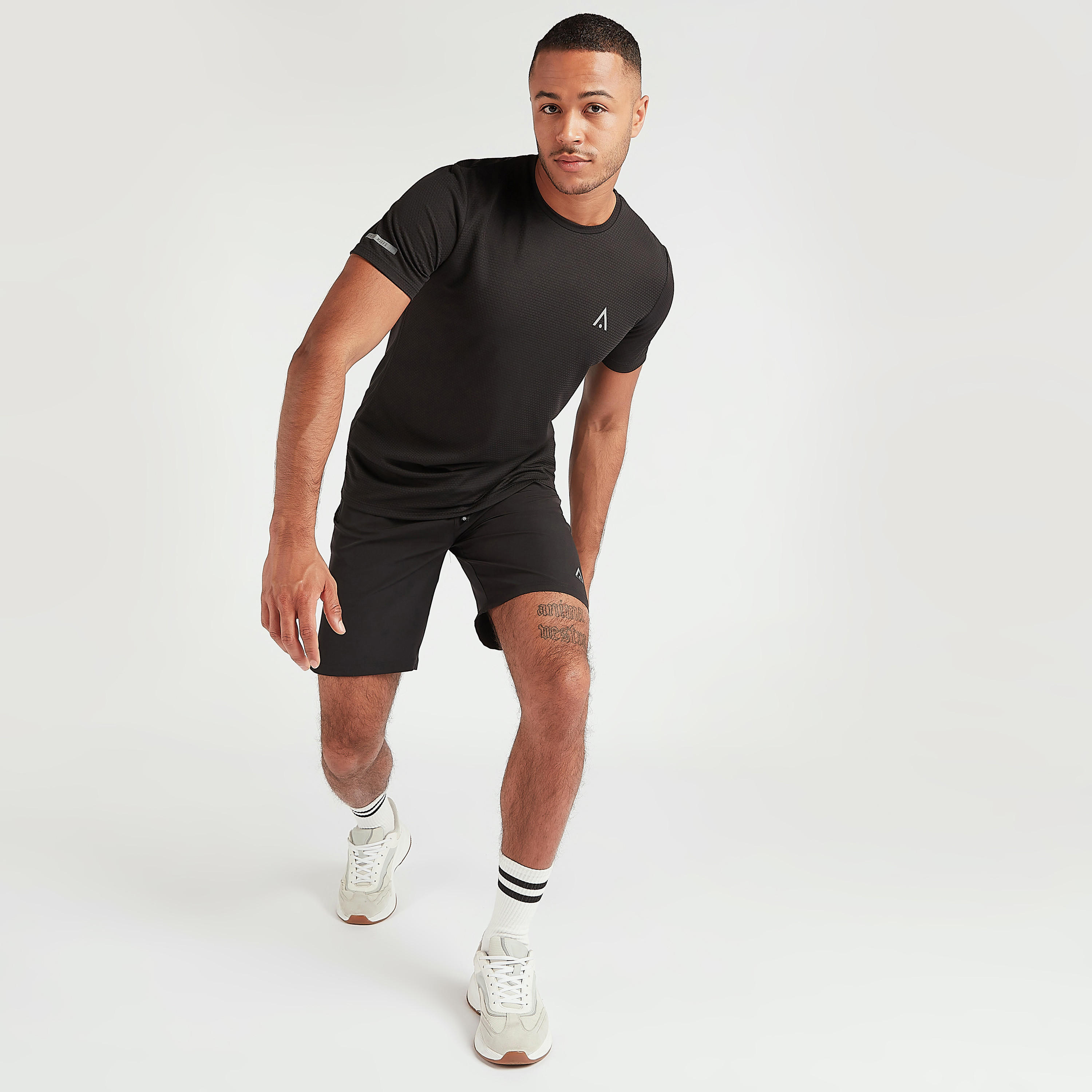 تيشيرت بياقة ضيقة وأكمام قصيرة وطبغات لوجو-men-clothing-sportswearandactivewear-tshirtsandpolos-image-5