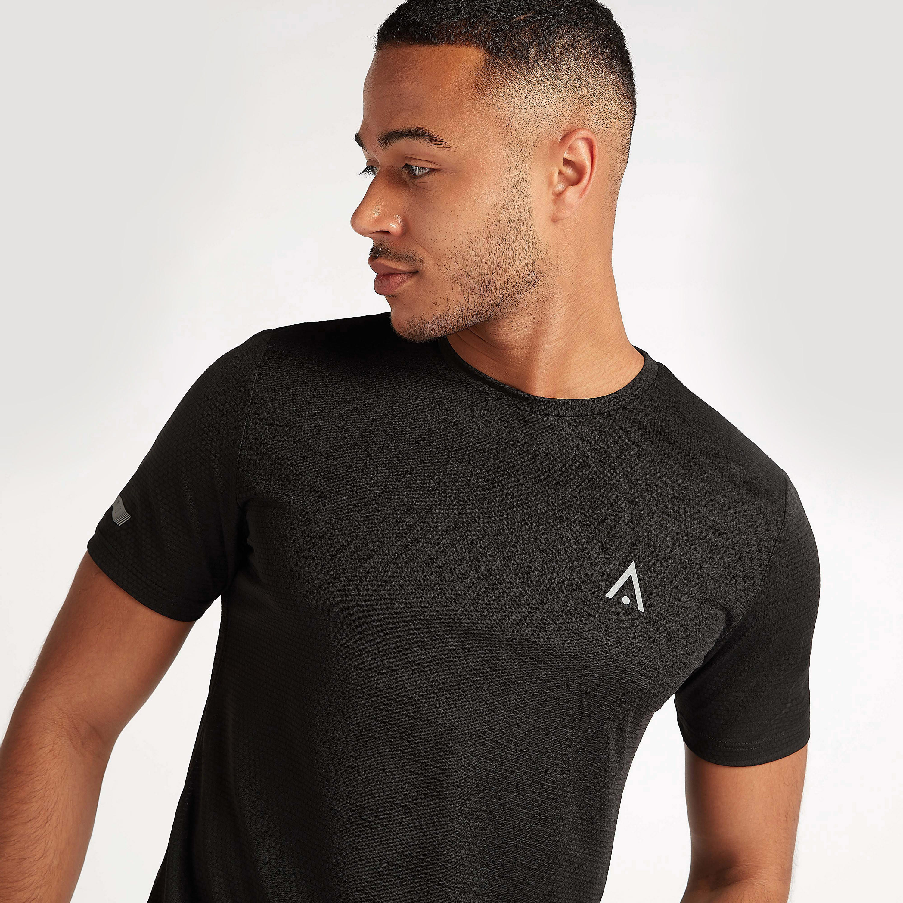 تيشيرت بياقة ضيقة وأكمام قصيرة وطبغات لوجو-men-clothing-sportswearandactivewear-tshirtsandpolos-image-4