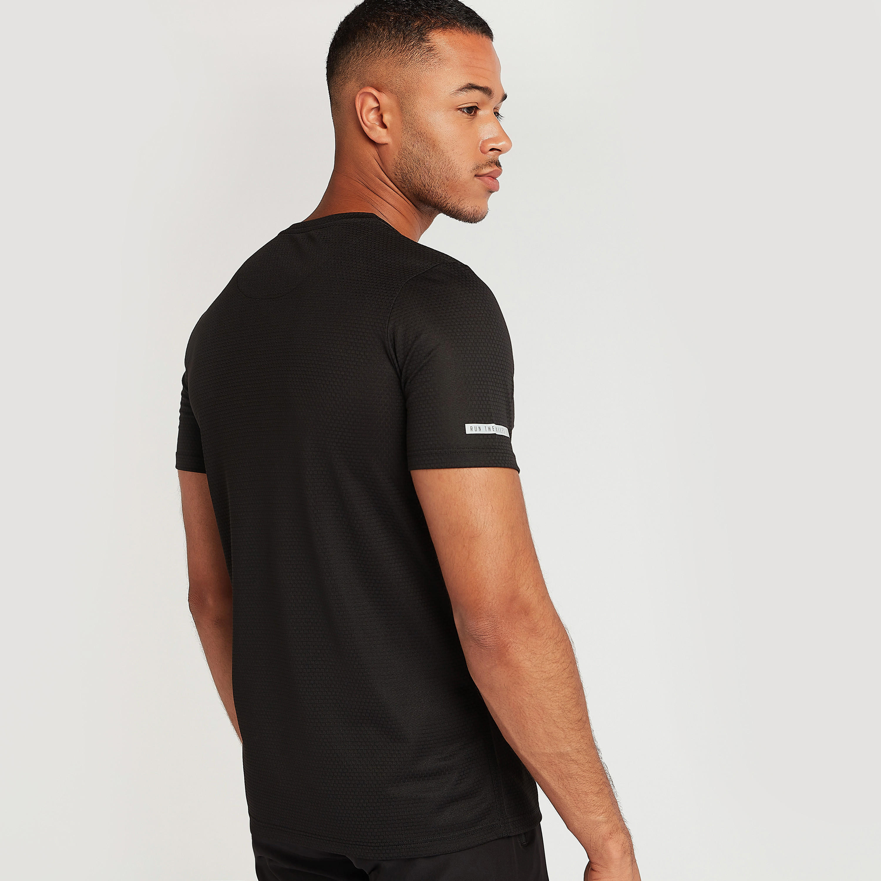 تيشيرت بياقة ضيقة وأكمام قصيرة وطبغات لوجو-men-clothing-sportswearandactivewear-tshirtsandpolos-image-3