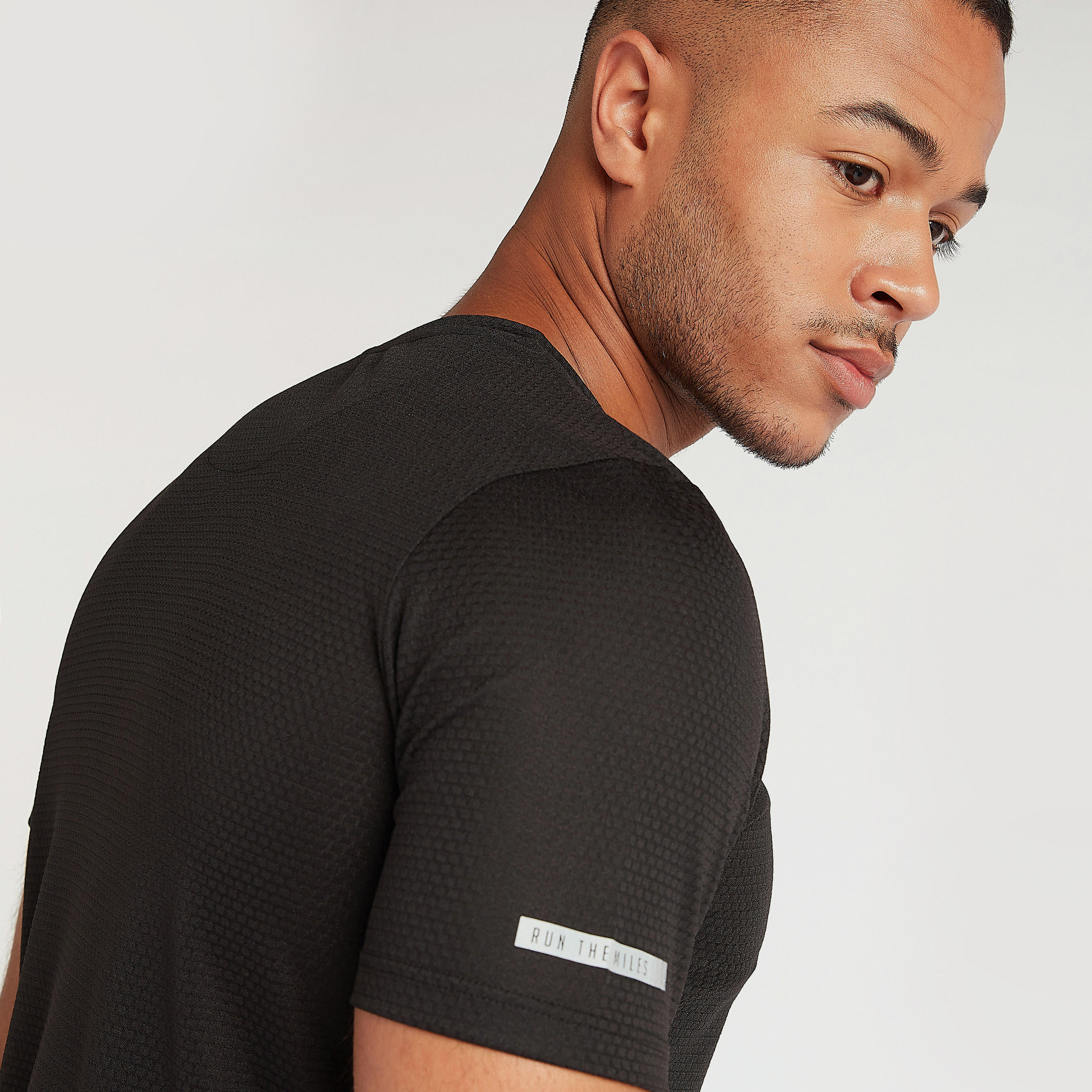 تيشيرت بياقة ضيقة وأكمام قصيرة وطبغات لوجو-men-clothing-sportswearandactivewear-tshirtsandpolos-image-2