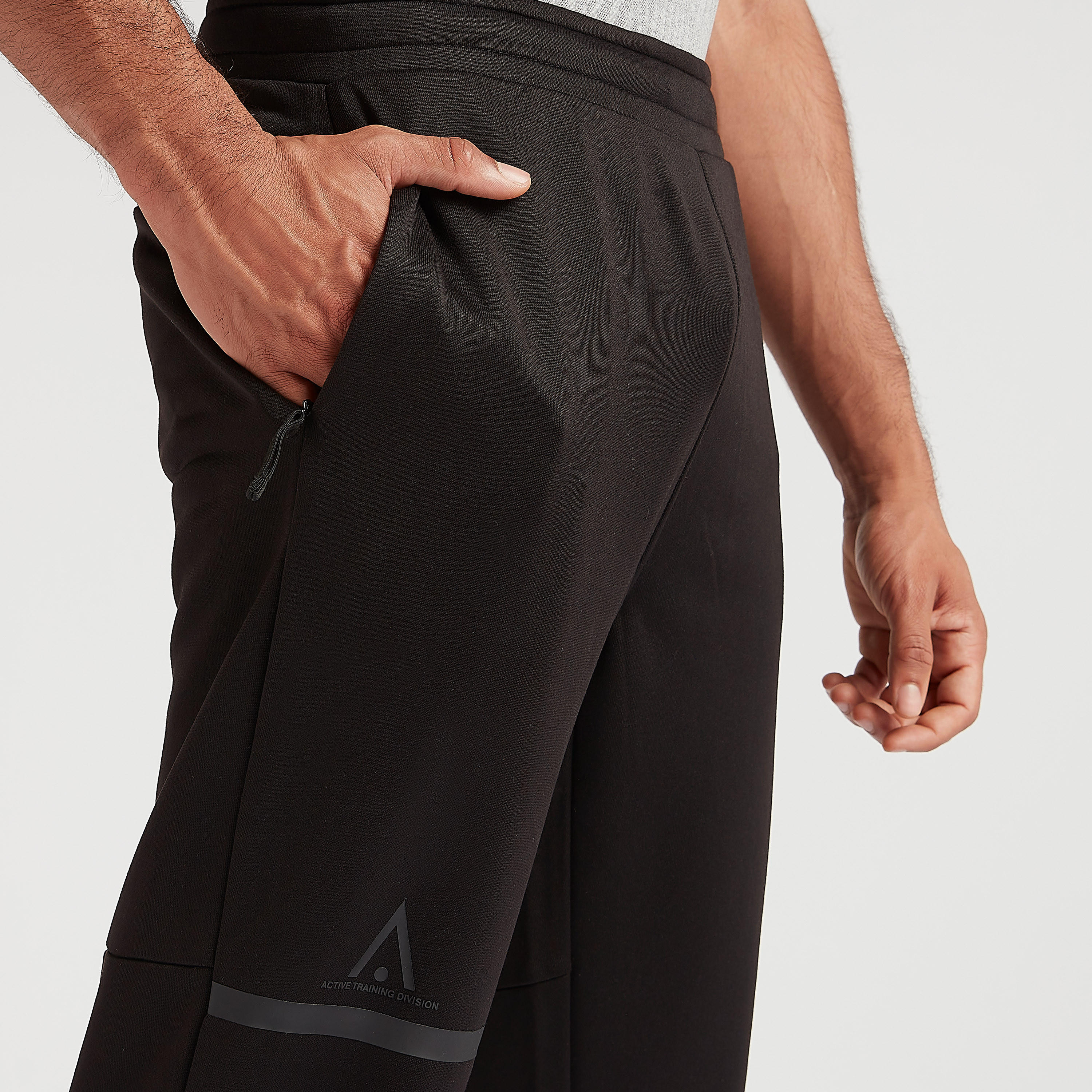 بنطلون رياضي سادة بجيوب وخصر مطّاطي-men-clothing-sportswearandactivewear-bottoms-image-4