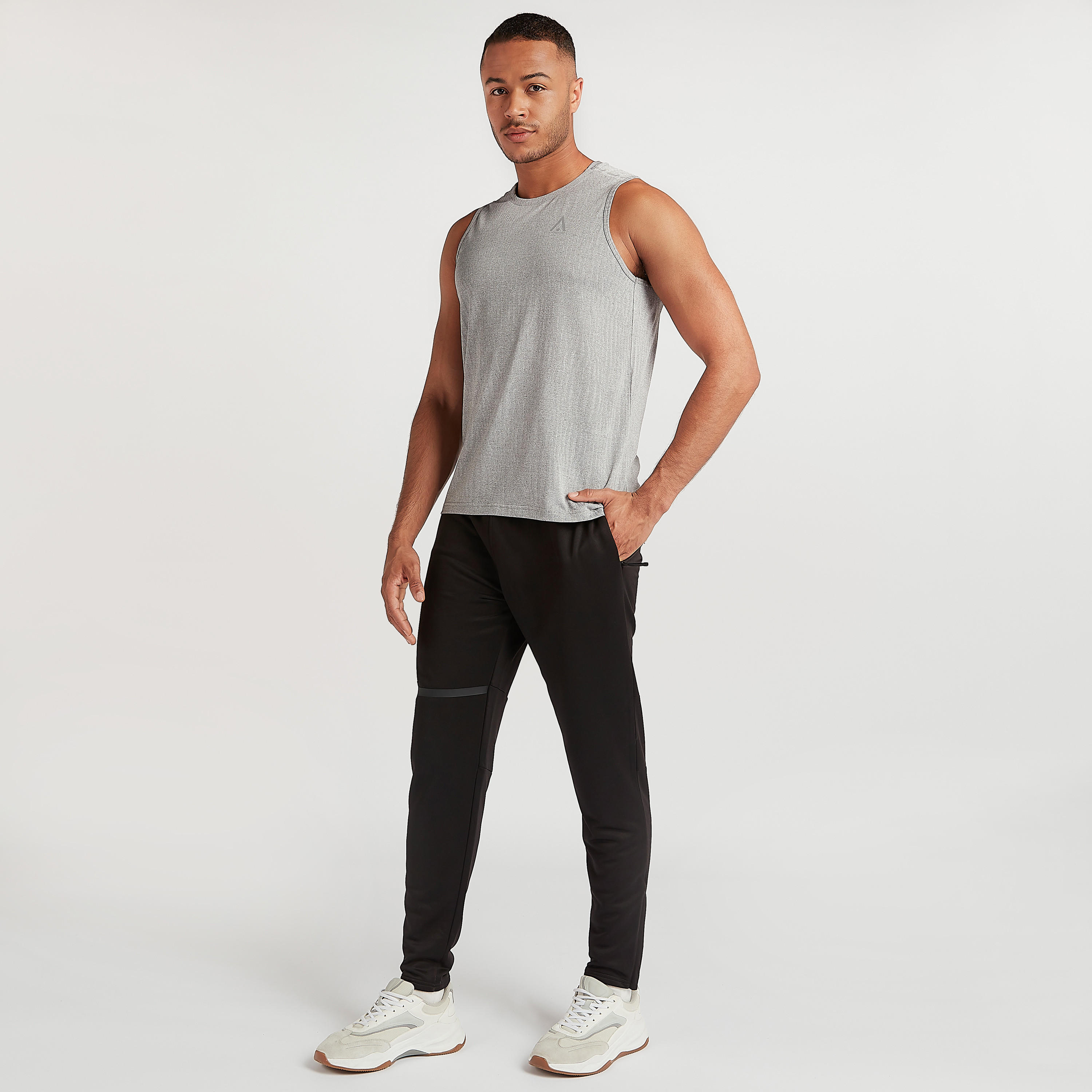 بنطلون رياضي سادة بجيوب وخصر مطّاطي-men-clothing-sportswearandactivewear-bottoms-image-2